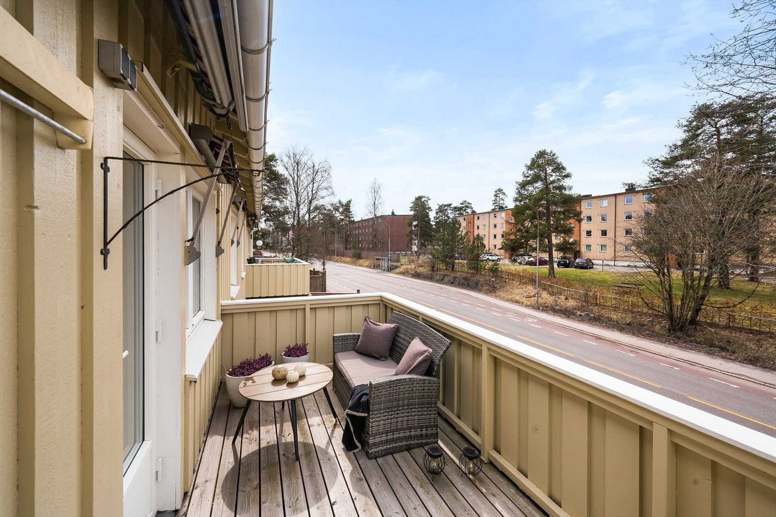 Leiligheten har utgang til en vestvendt balkong med utsyn over nærområdet. Galleribilde