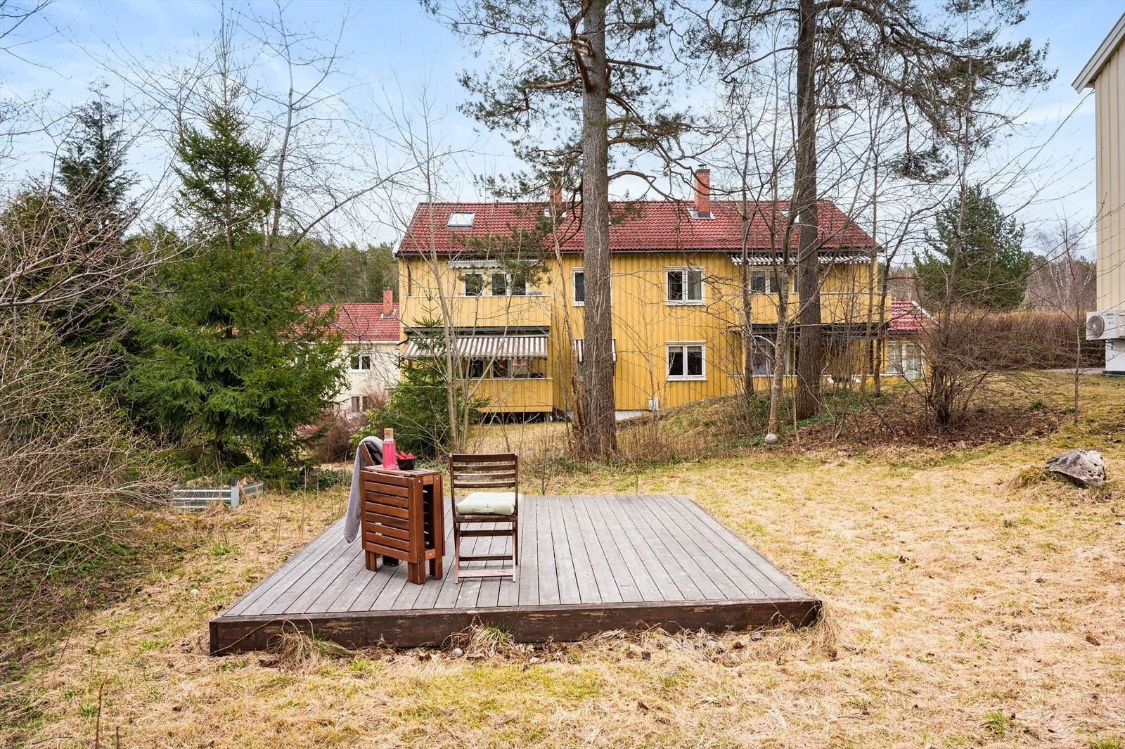 Store, grønne fellesarealer med plass til lek og rekreasjon. Galleribilde