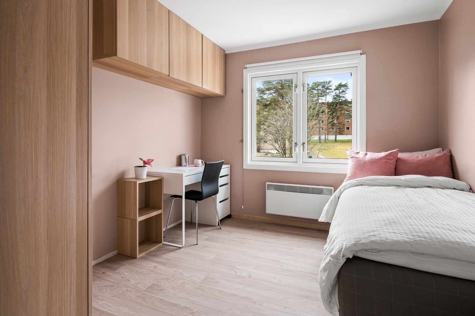 Ett soverom er praktisk plassert i hovedetasjen. Galleribilde