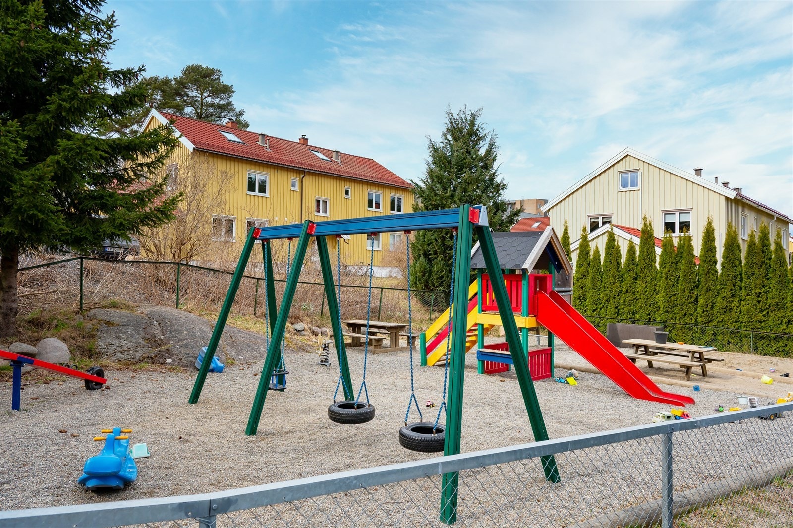 Nærområdet er barnevennlig med flere lekeplasser. Trasop barneskole ligger en kort spasertur unna. Galleribilde