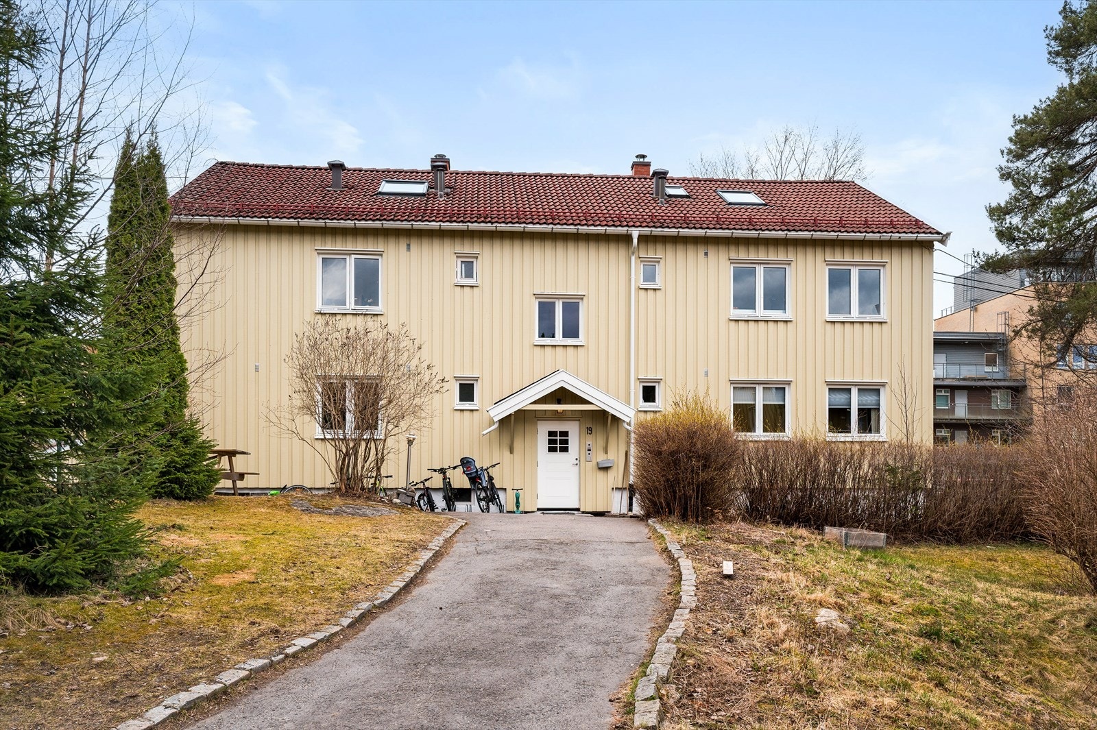 Østmarka borettslag består av 172 andelsleiligheter, fordelt på rekkehus og 4-mannsboliger (organisert i 4 enheter i hver bygning). Galleribilde
