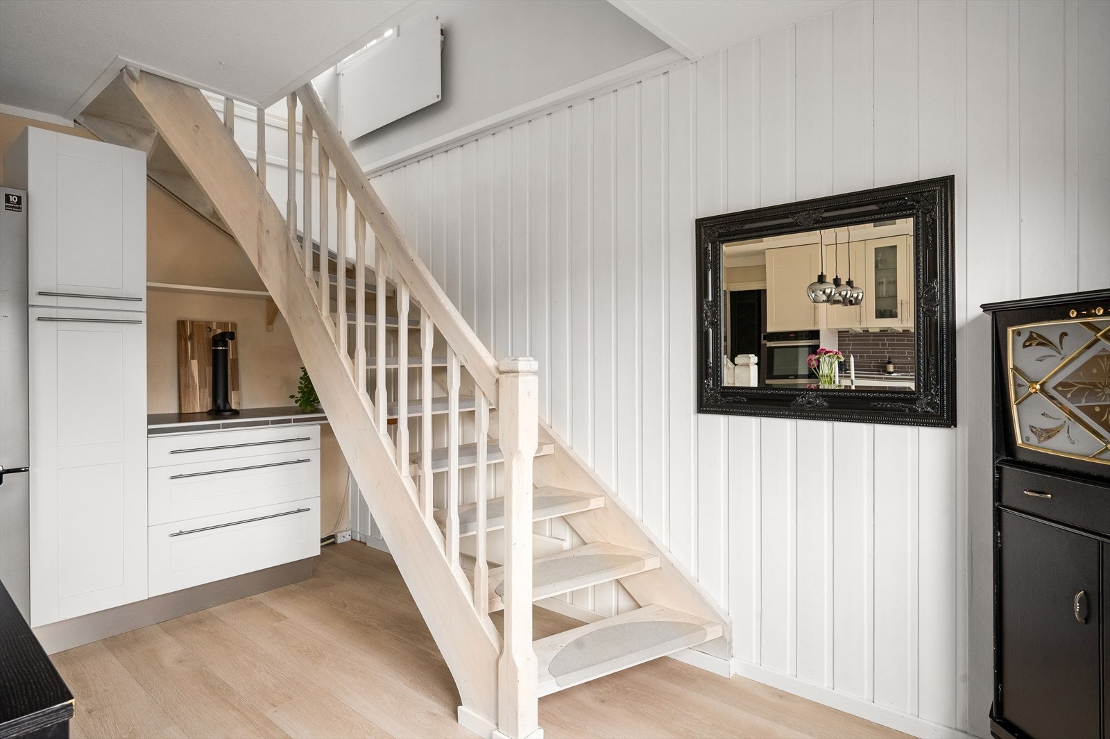 Den malte tretrappen er et lyst og fint element som binder de to etasjene sammen. Galleribilde