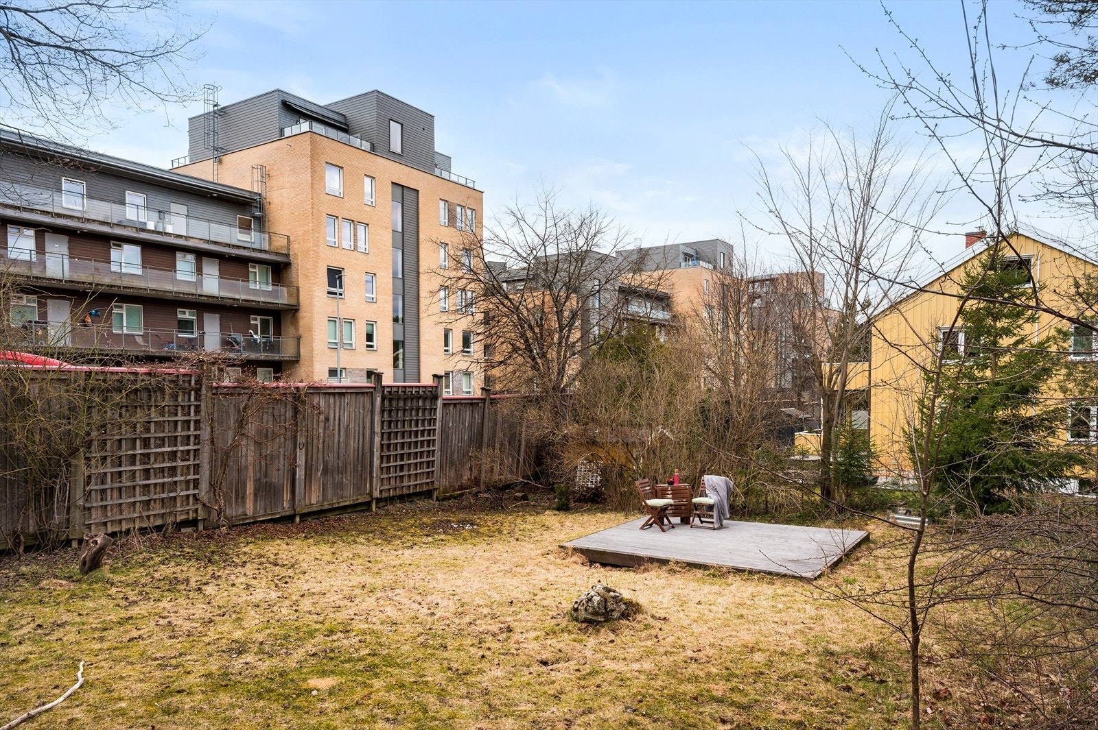 Tomten er delt inn i parseller som disponeres av hver eier. Det er en fin terrasseplatting som tilhører leiligheten. Galleribilde
