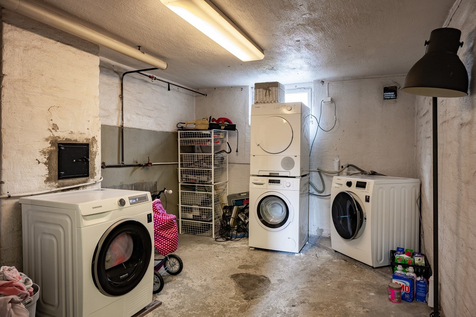 Firemannsboligen har felles vaske- og tørkerom. Selger har egen vaskemaskin og tørketrommel her. Galleribilde