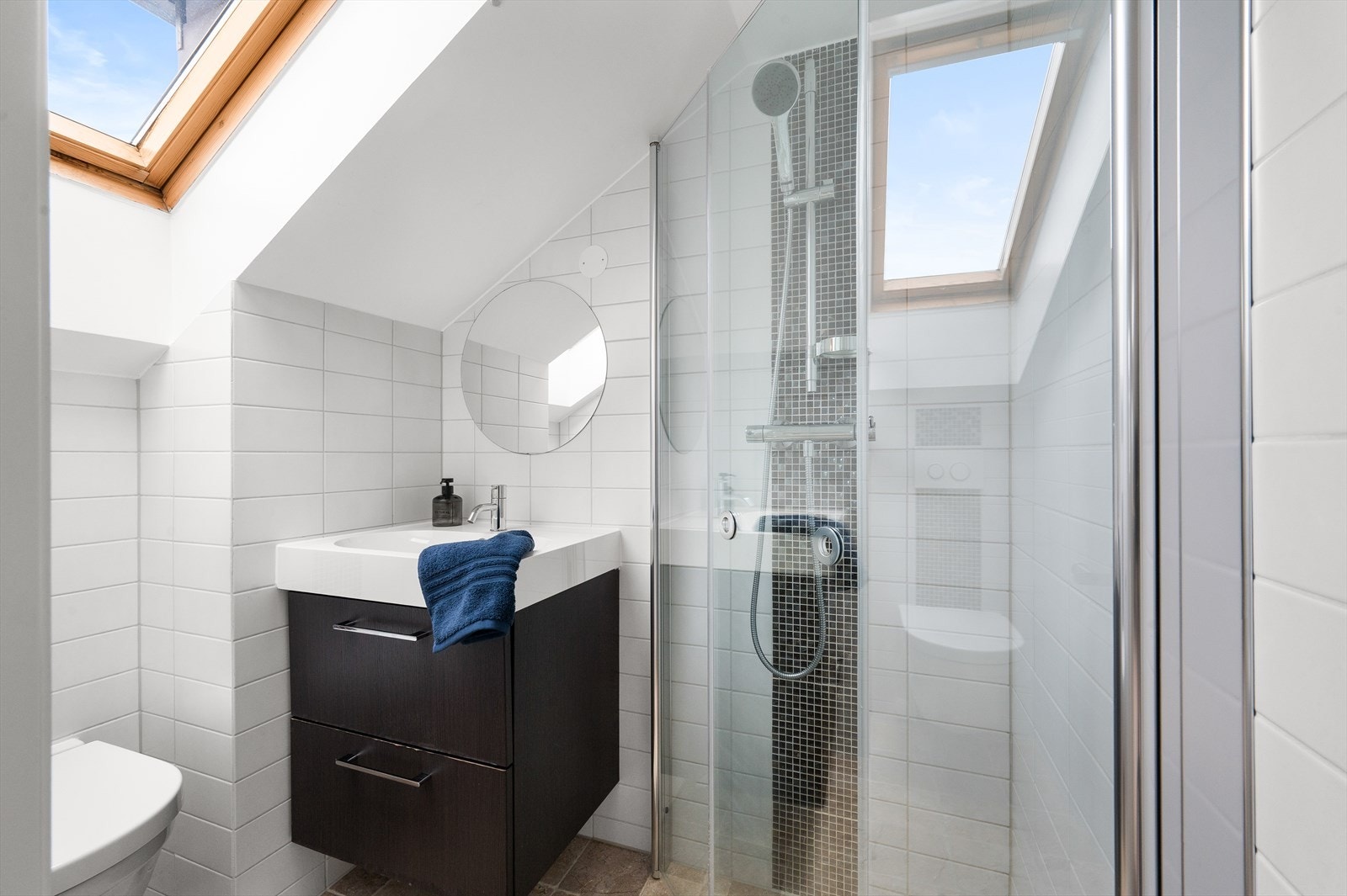 Merk: Badet er opprinnelig godkjent som bod. Omgjøringen er ikke byggemeldt. Se punkt "ferdigattest" i salgsoppgaven for nærmere informasjon. Galleribilde
