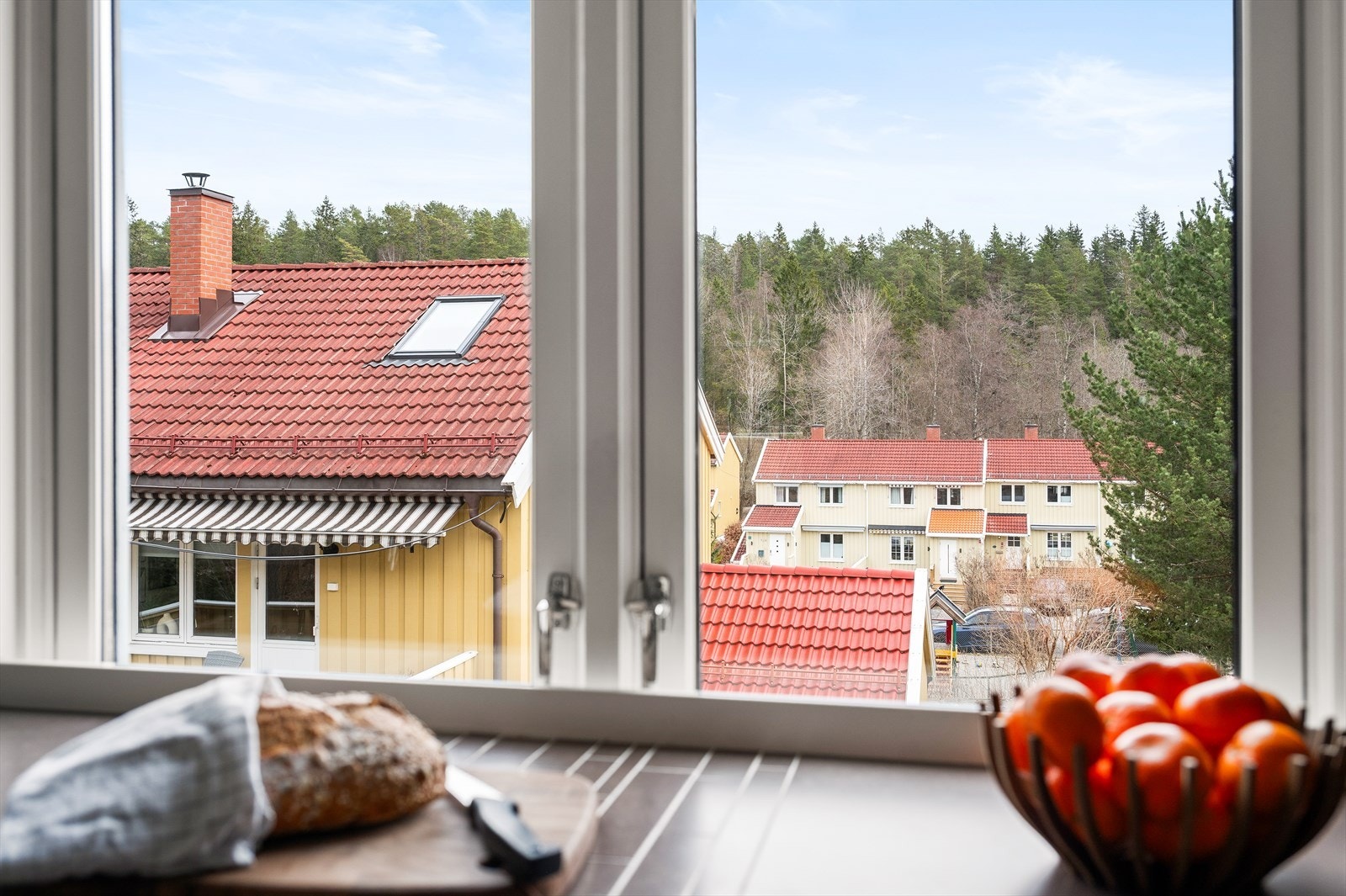 Fra kjøkkenvinduet ser du ut over det veletablerte boligområdet. Galleribilde