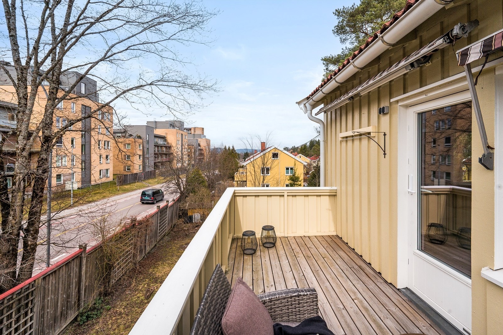 Balkongen er på ca. 8 m², utstyrt med både stikkontakt og manuell markise. Galleribilde