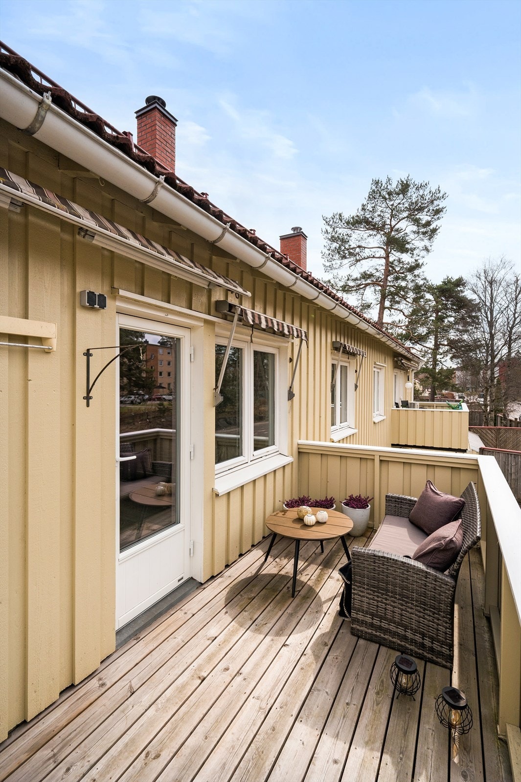 Balkongen blir en naturlig forlengelse av stuen på varme sommerdager. Galleribilde