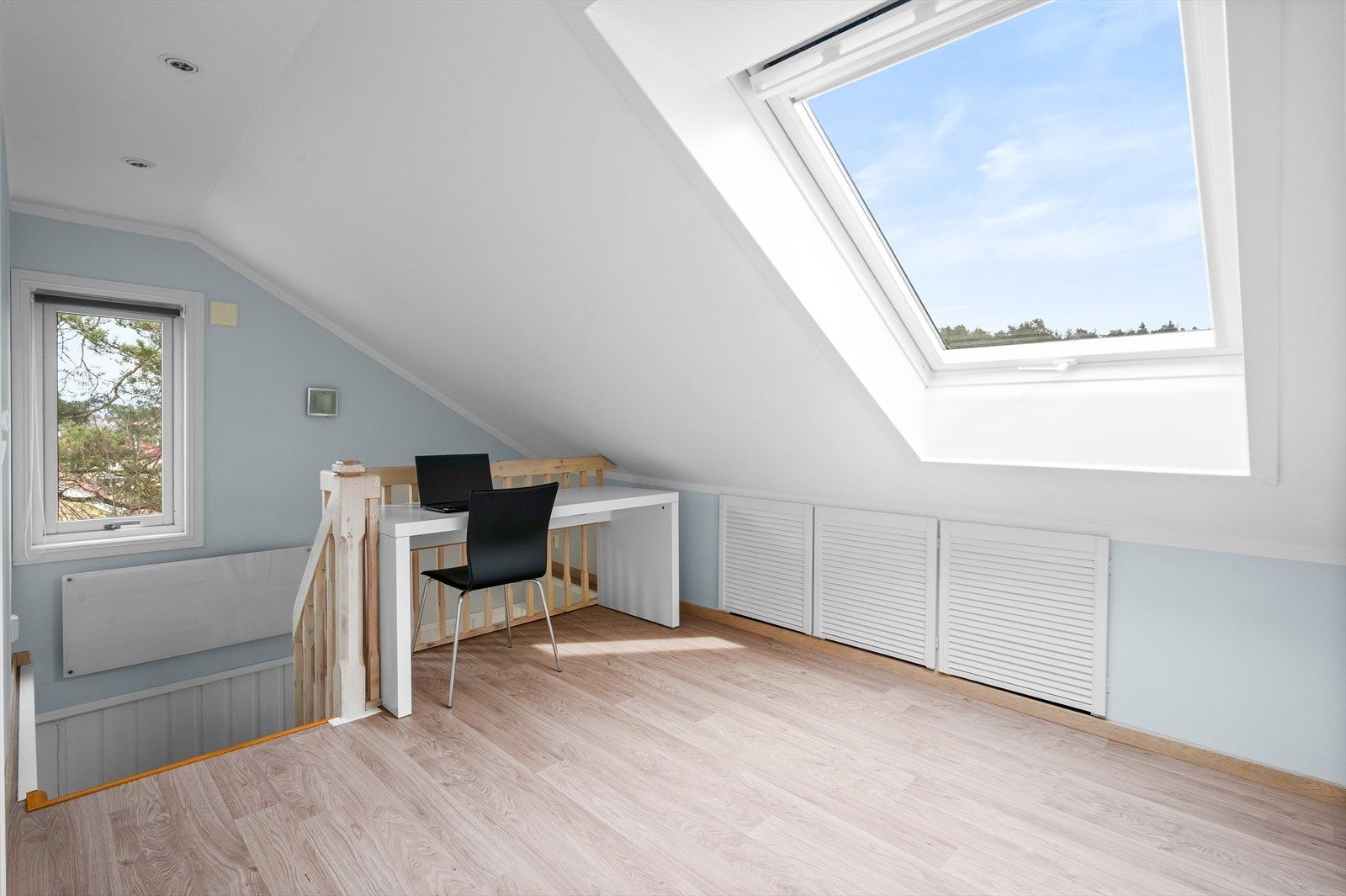 Vi tar turen opp til loftet som ble innredet i 2013. Arealet på loftet utnytter plassen under skråtaket til en praktisk arbeidsplass. Galleribilde