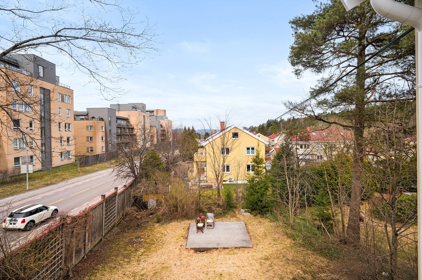 Utsikt over et veletablert og grønt boligområde. Her bor du med kort vei til både Bøler Senter og T-banen. Galleribilde