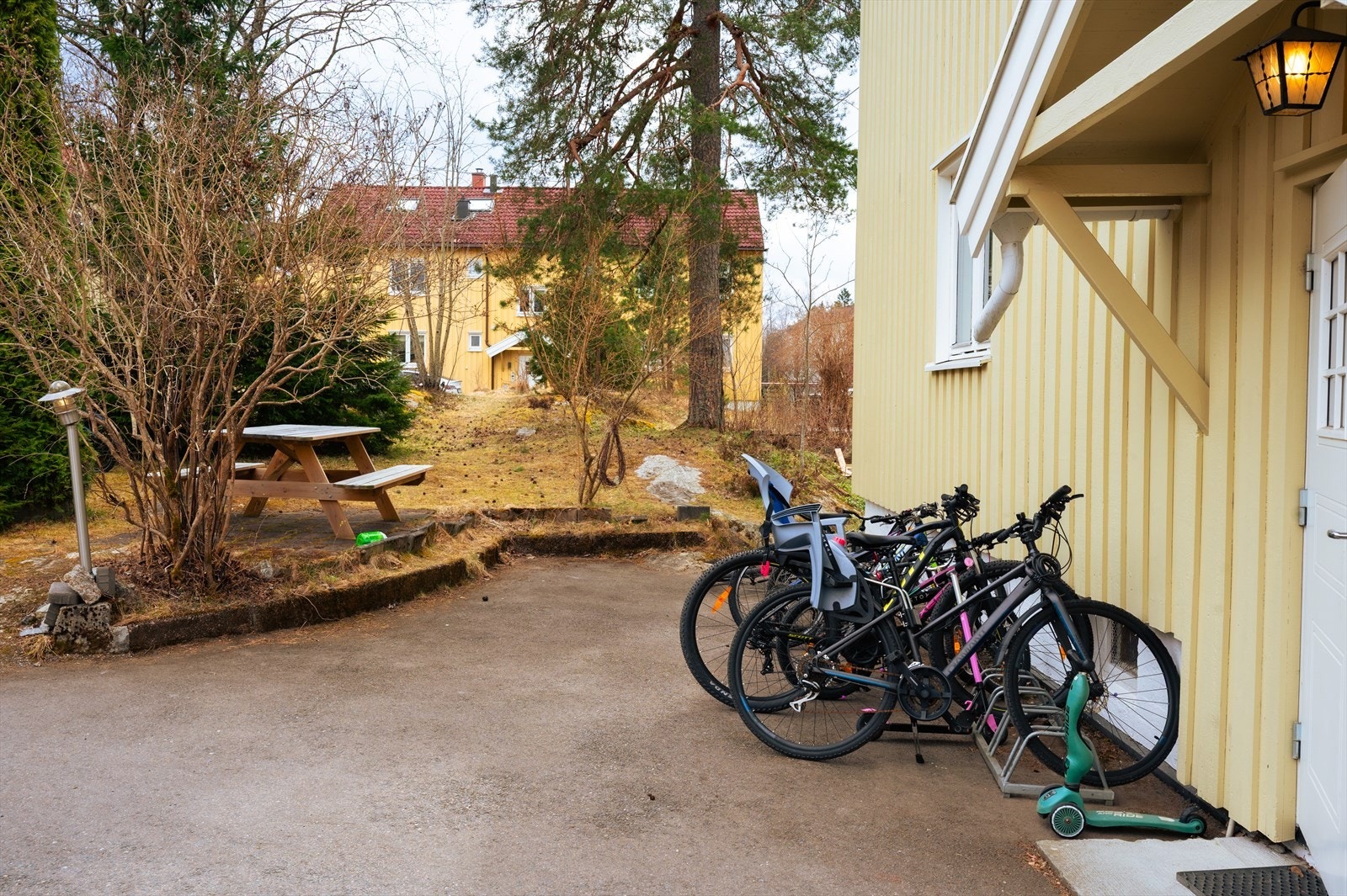 Borettslagets tomt er pent opparbeidet med asfalterte internveier, gressplener og diverse beplantning. Galleribilde