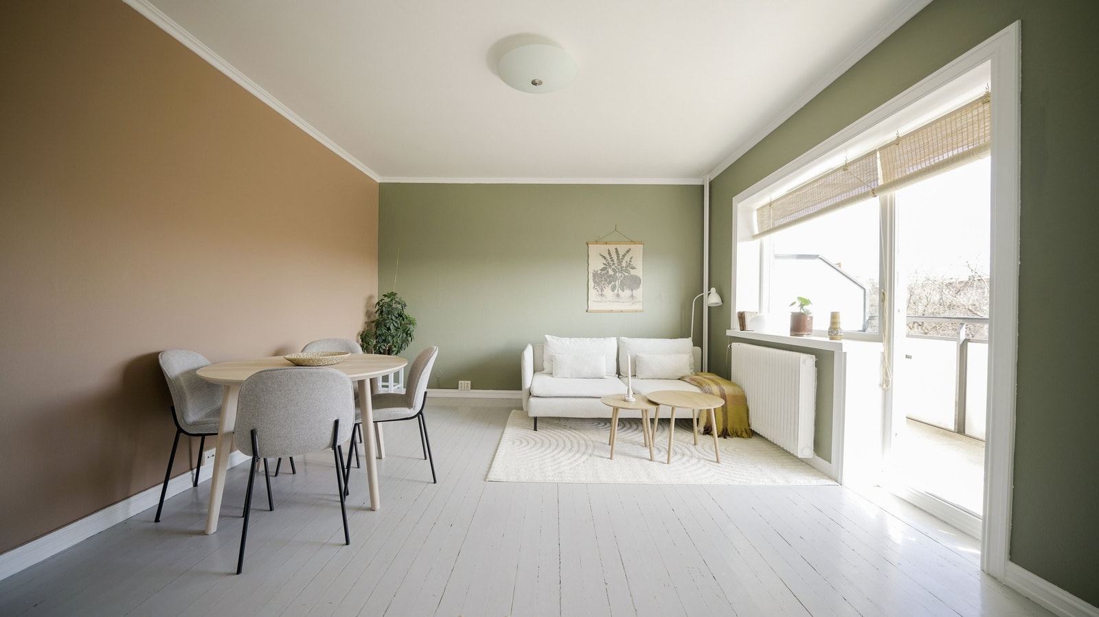 De store vindusflatene lyser opp hele leiligheten med naturlig lys. Galleribilde