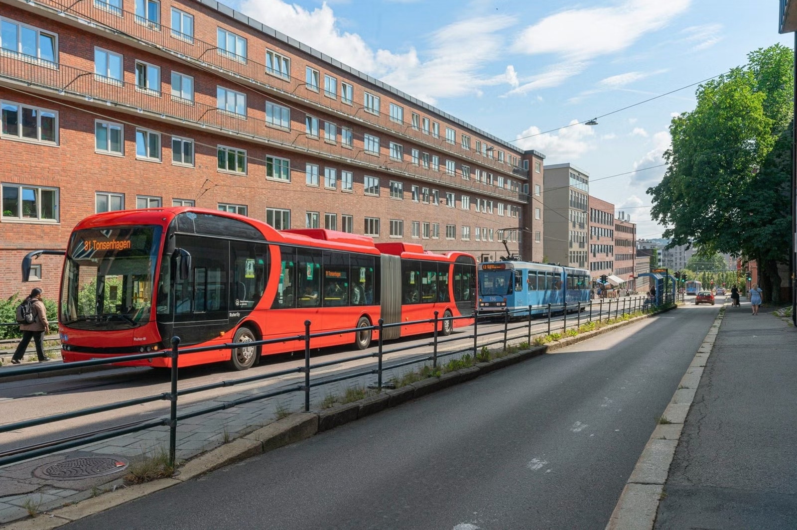Rosenhoff buss og trikkestopp ligger rett nedenfor med 5 minutters gange. Her finner du mange forskjellige avganger som går direkte til sentrum. Sinsen T-bane og Carl Berne T-bane ligger også i gangavstand. Galleribilde