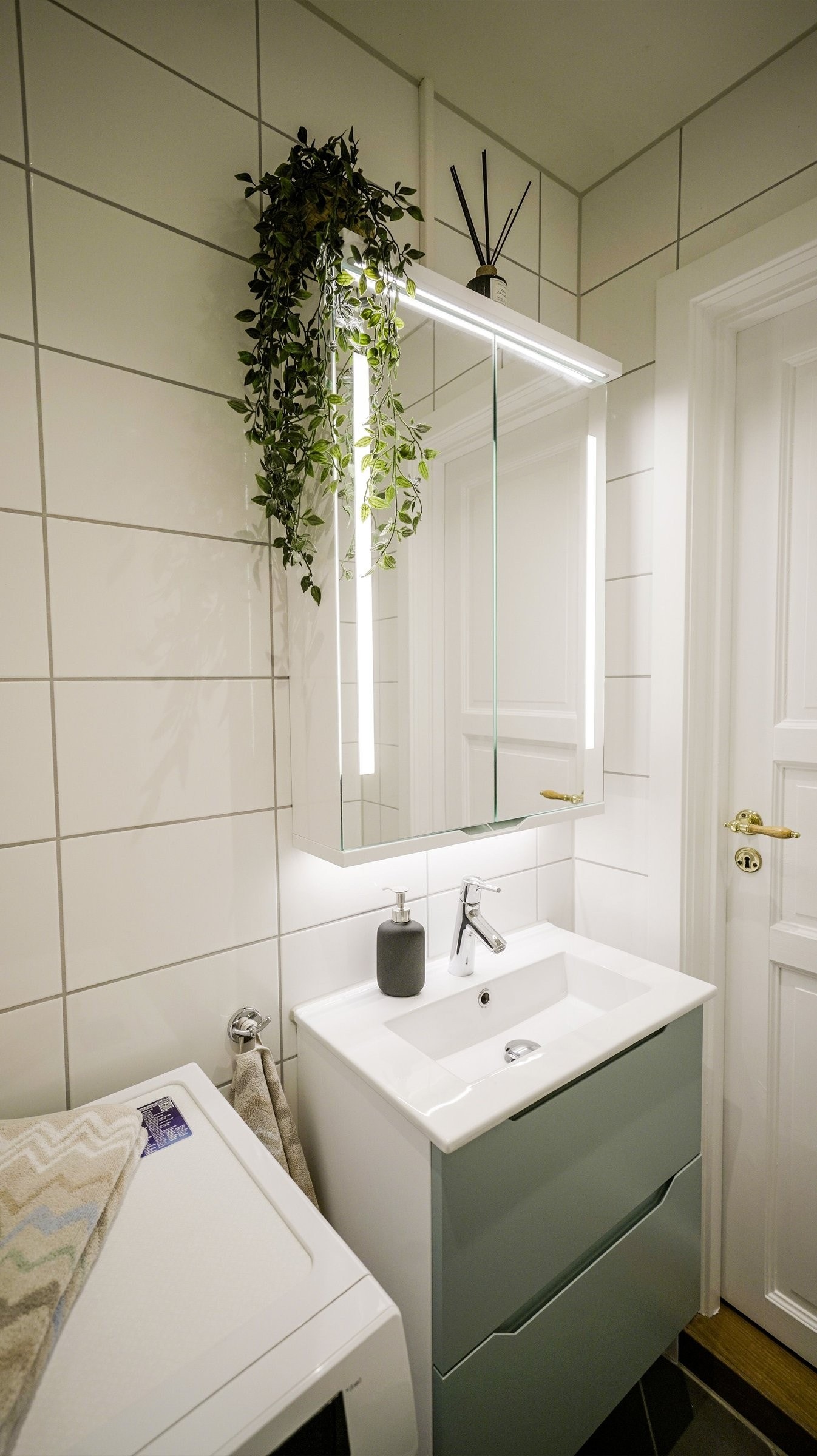 Lyst og flott bad total rehabilitert i 2019 i regi av borettslaget. Varme i gulvet, speilskap med lys og stikkkontakt, opplegg for vaskemaskin. Galleribilde