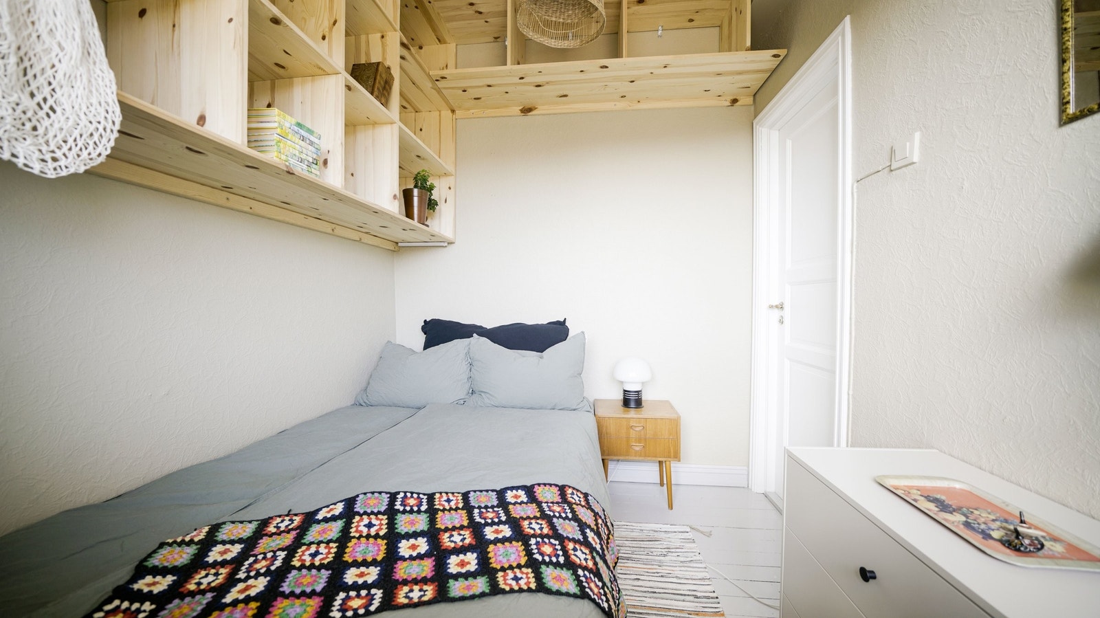 Soverommet er lyst og med plass til dobbeltseng og kommode/skap. Galleribilde