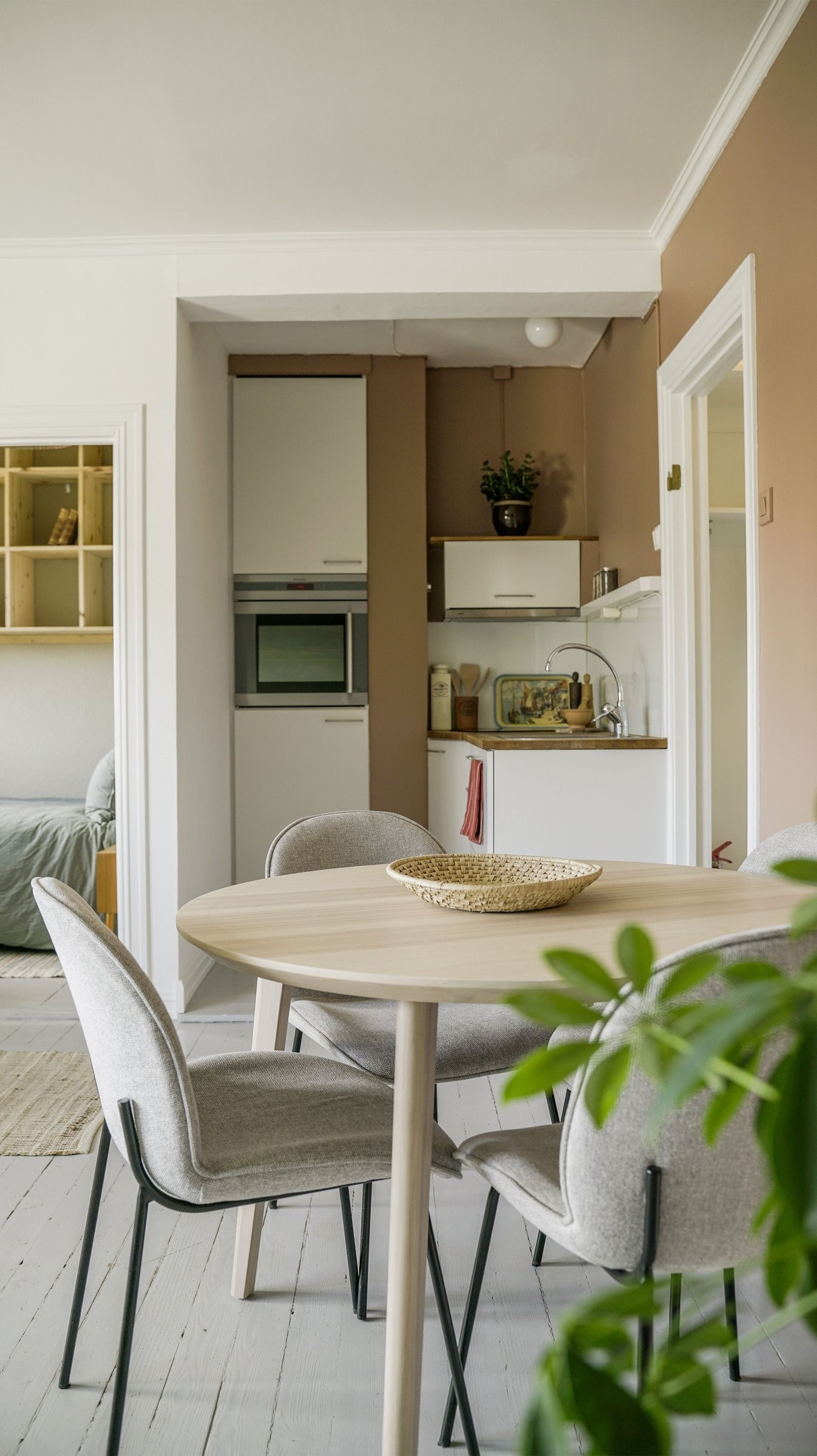 Velkommen inn til en lys og luftig atmosfære, god planløsning og moderne fargevalg. Galleribilde