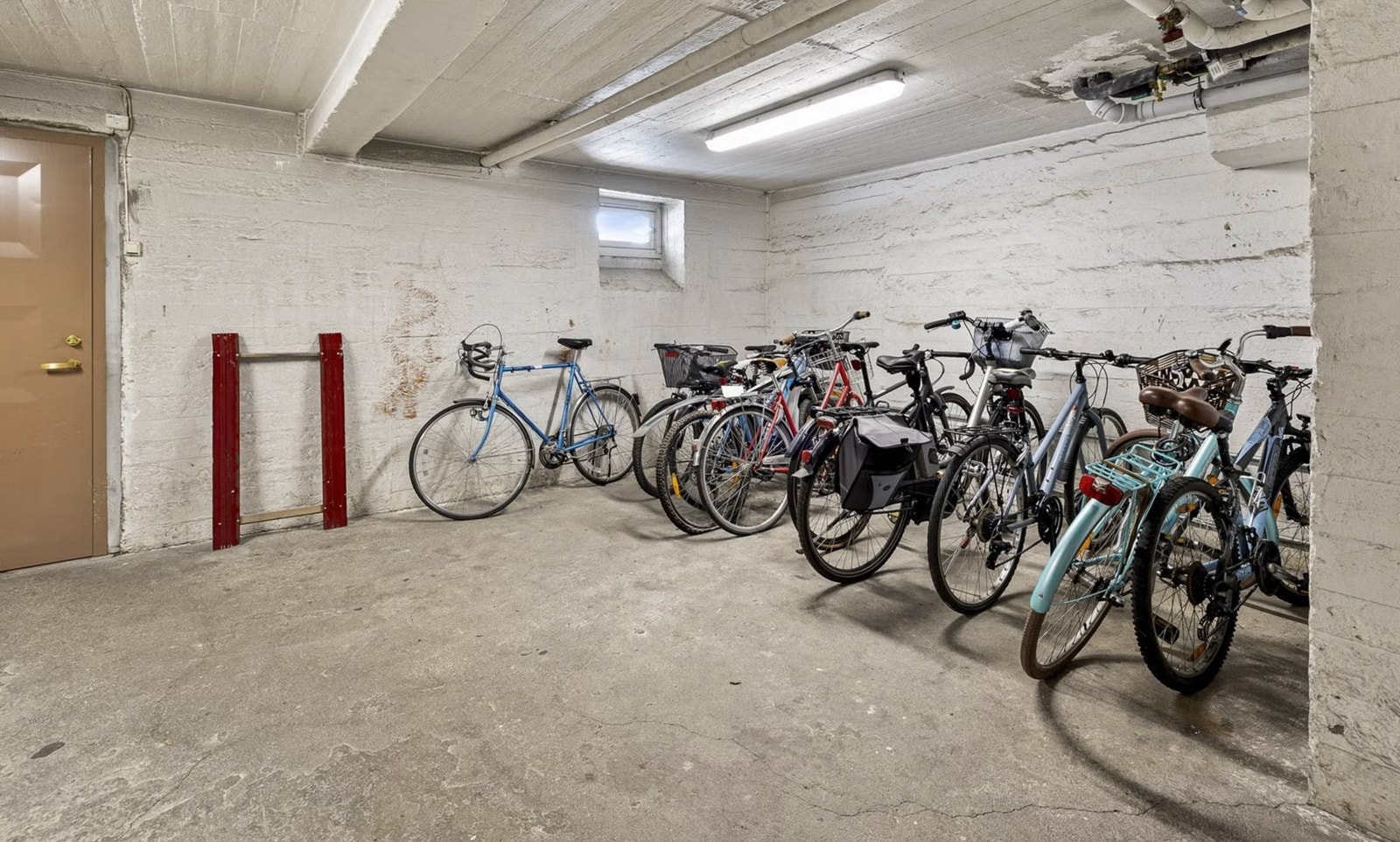 Borettslaget har en stor sykkelbod i kjelleren. Galleribilde