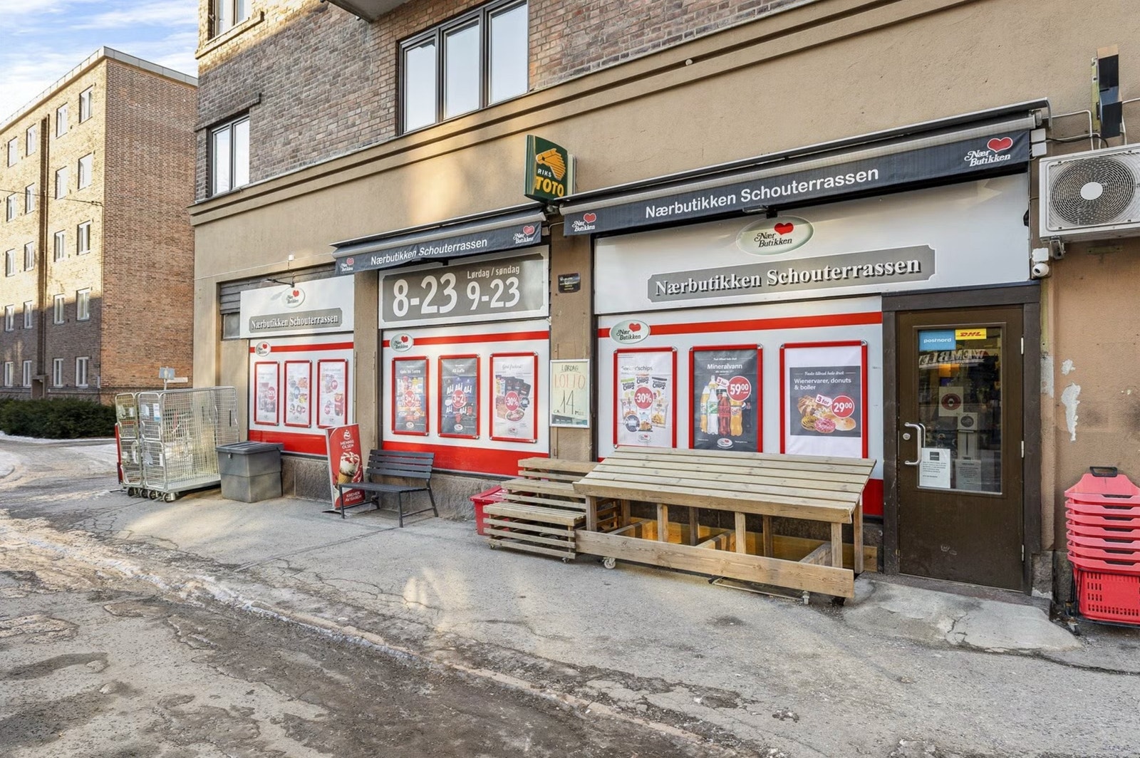 Nærbutikken er lokalisert i Schouterrassen og har åpningstider mandag-søndag. Galleribilde