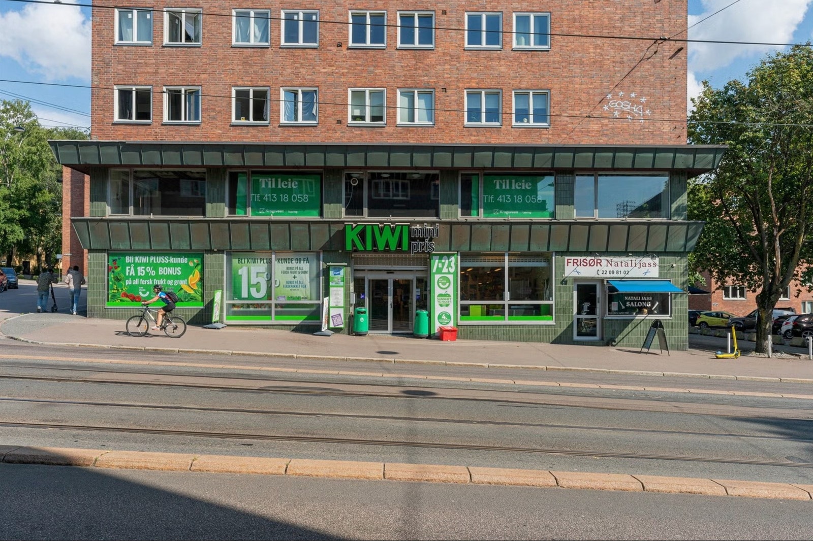 Det er mange utvalg av dagligvarebutikker i nærheten. Kiwi Rosenhoff, Rema 1000 Rosenhoff, Coop Mega Carl Berner, Kiwi Carl Berner. Samt mange serveringsteder med både mat og drikke. Galleribilde
