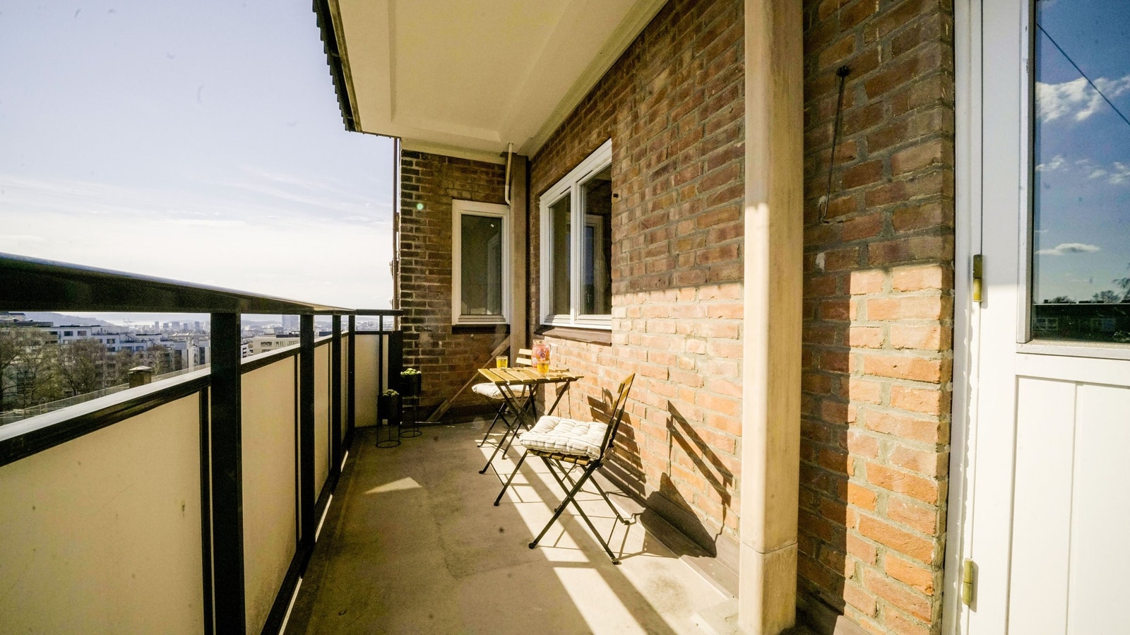 Den store og flotte balkongen har mange muligheter for innredning av både sittegruppe, grill og spisested. Galleribilde