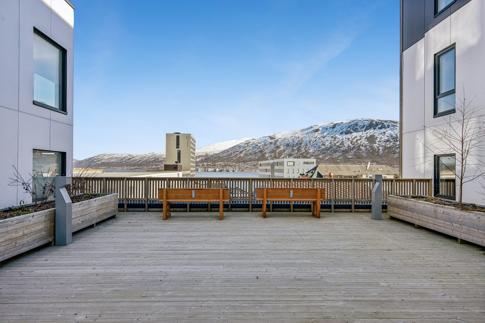 Romslig felles uteplass. Galleribilde