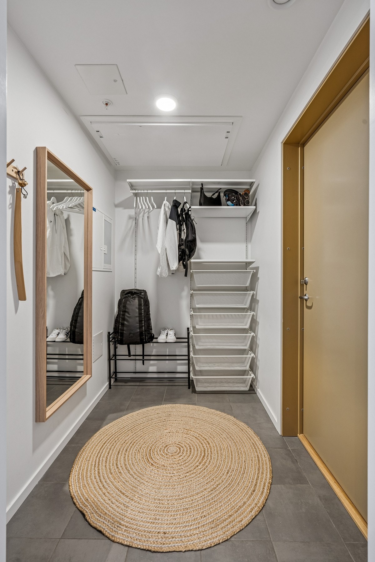 Velkommen inn til en lys og innbydende entré med gode oppbevaringsløsninger. Galleribilde