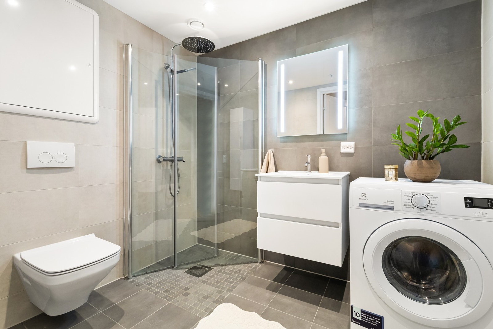 Badet er moderne og stilrent, med prefabrikkert våtrom fra byggeår. Galleribilde