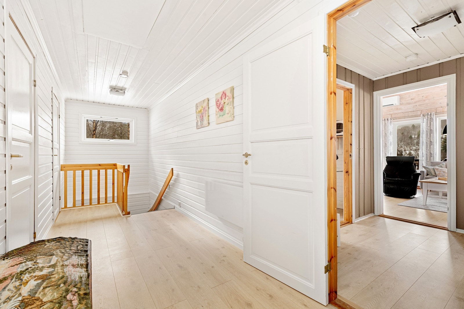 Entré/gang i 1. etasje med trapp til kjeller Galleribilde