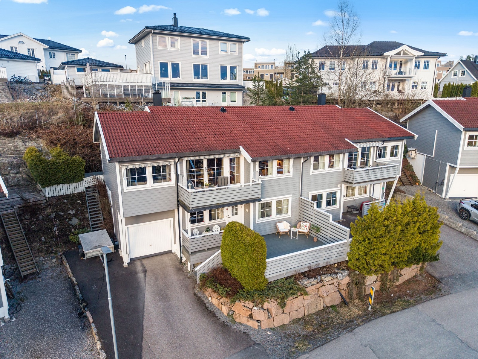 Eiendommen har en asfaltert gårdsplass med gode parkeringsmuligheter, både på egen gårdsplass og i garasje. Galleribilde