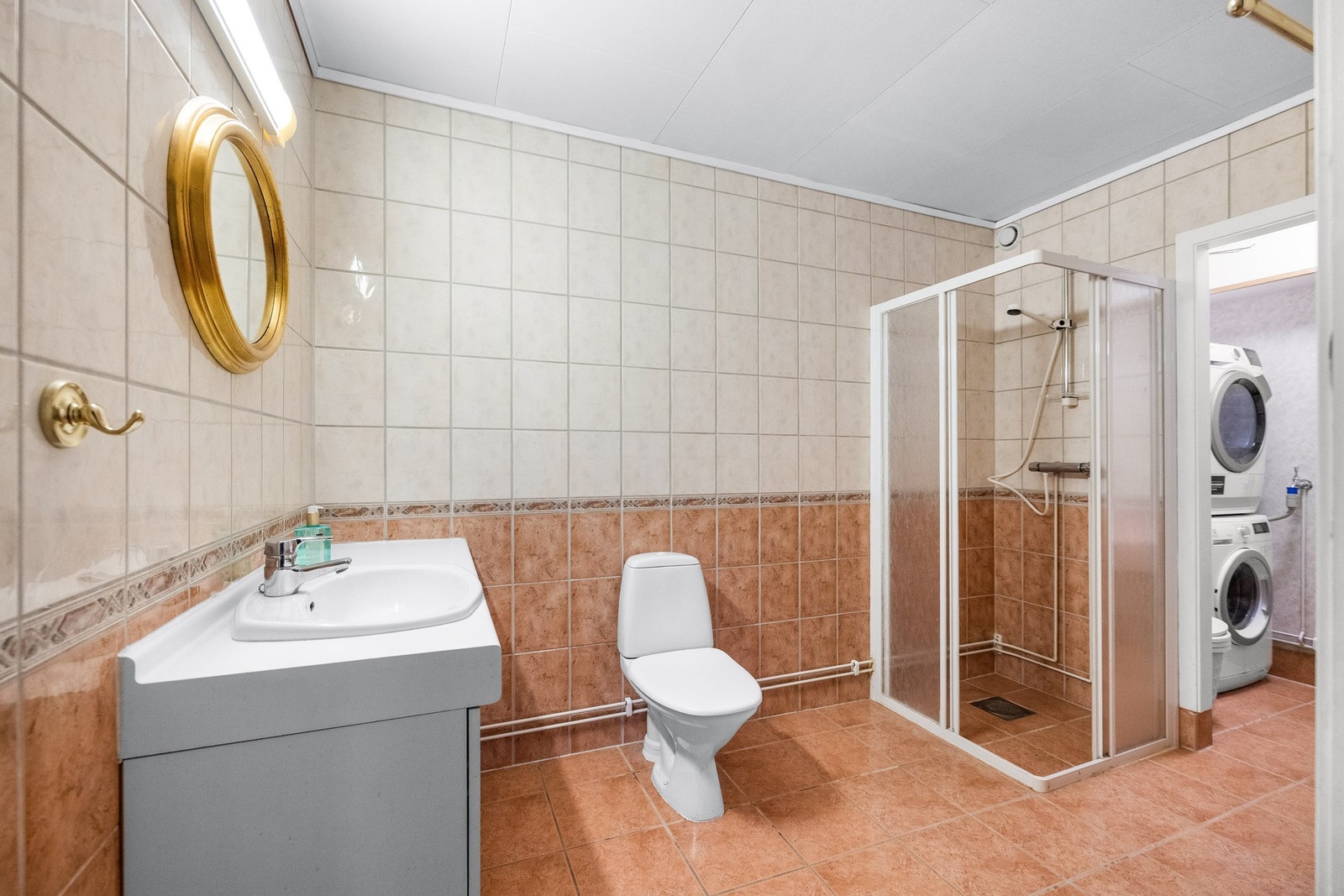 Boligen har to baderom som dekker behovet godt i en aktiv hverdag. Badet i underetasjen fungerer som et baderom kombinert med vaskerom. Galleribilde