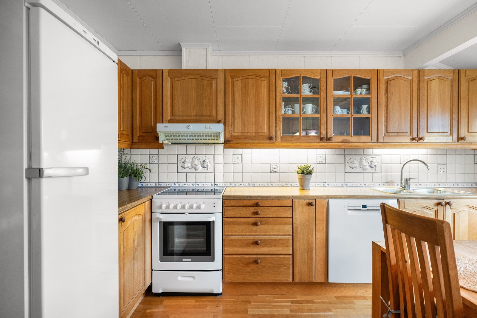 Kjøkkenet er utstyrt med komfyr med keramisk platetopp, oppvaskmaskin og frittstående kjøleskap. Galleribilde