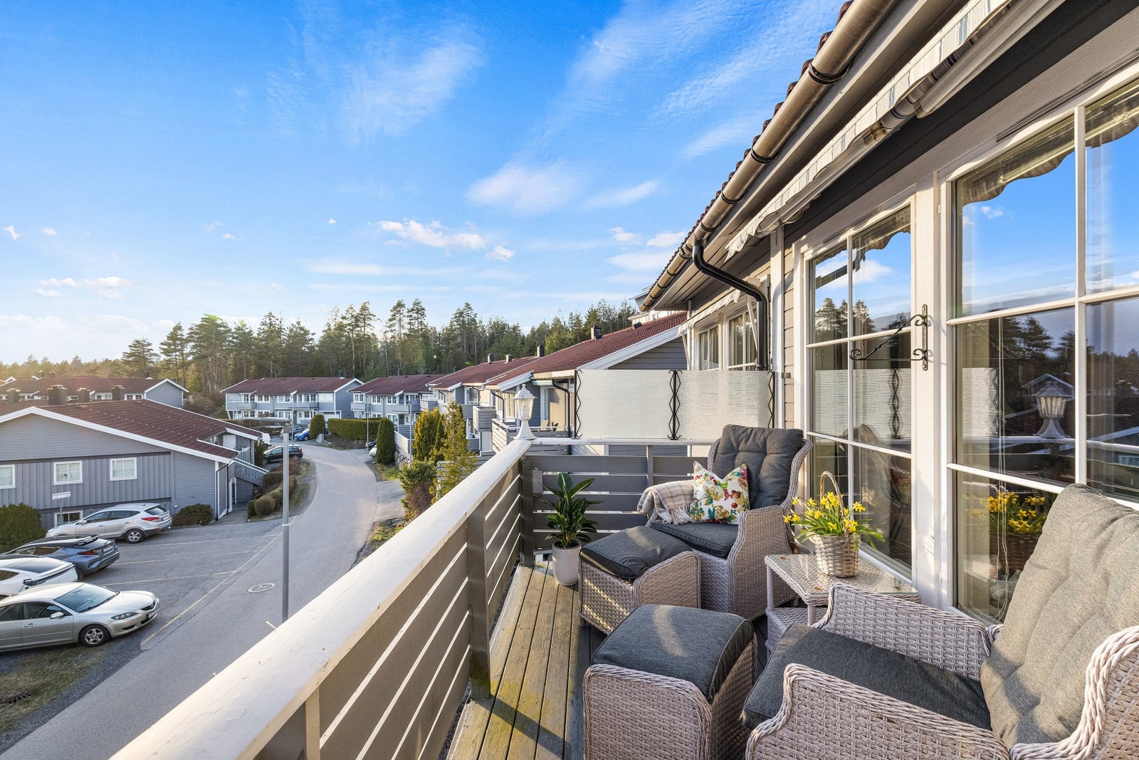 Fra stuen er det utgang til en solrik, sydvestvendt balkong på ca. 7 m². Galleribilde