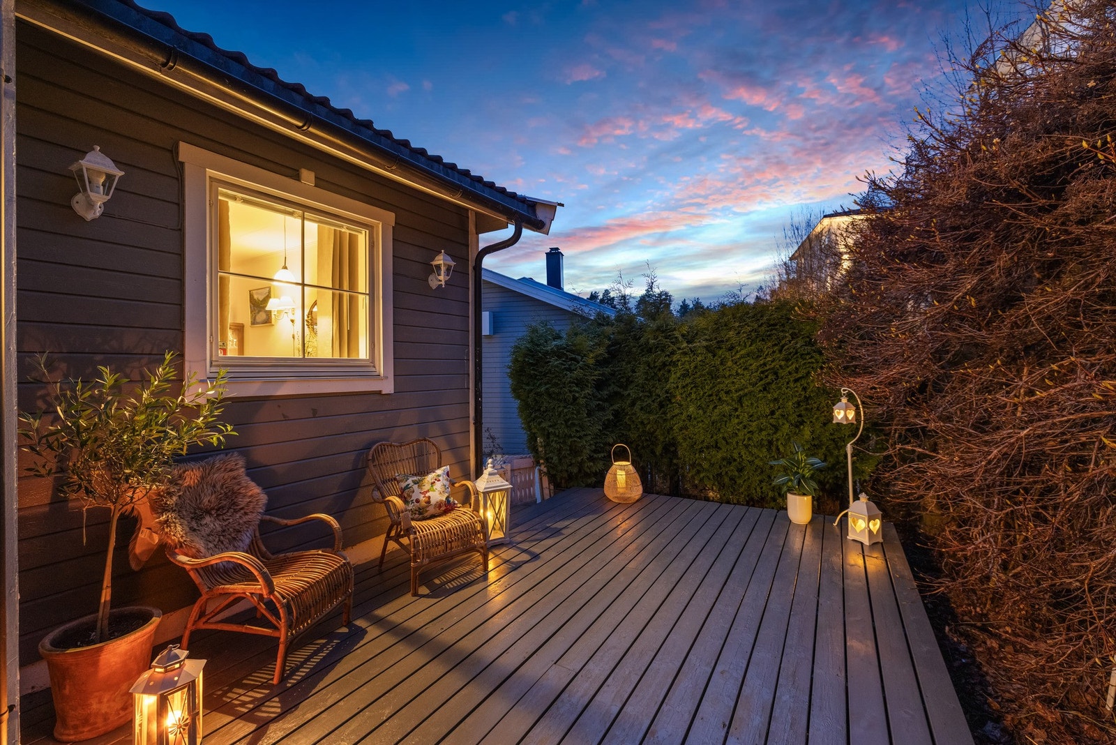 Boligen byr på flere flotte uteplasser rundt huset, noe som gir deg muligheten til å flytte deg etter solen og nyte gode uteforhold fra morgen til kveld. Galleribilde