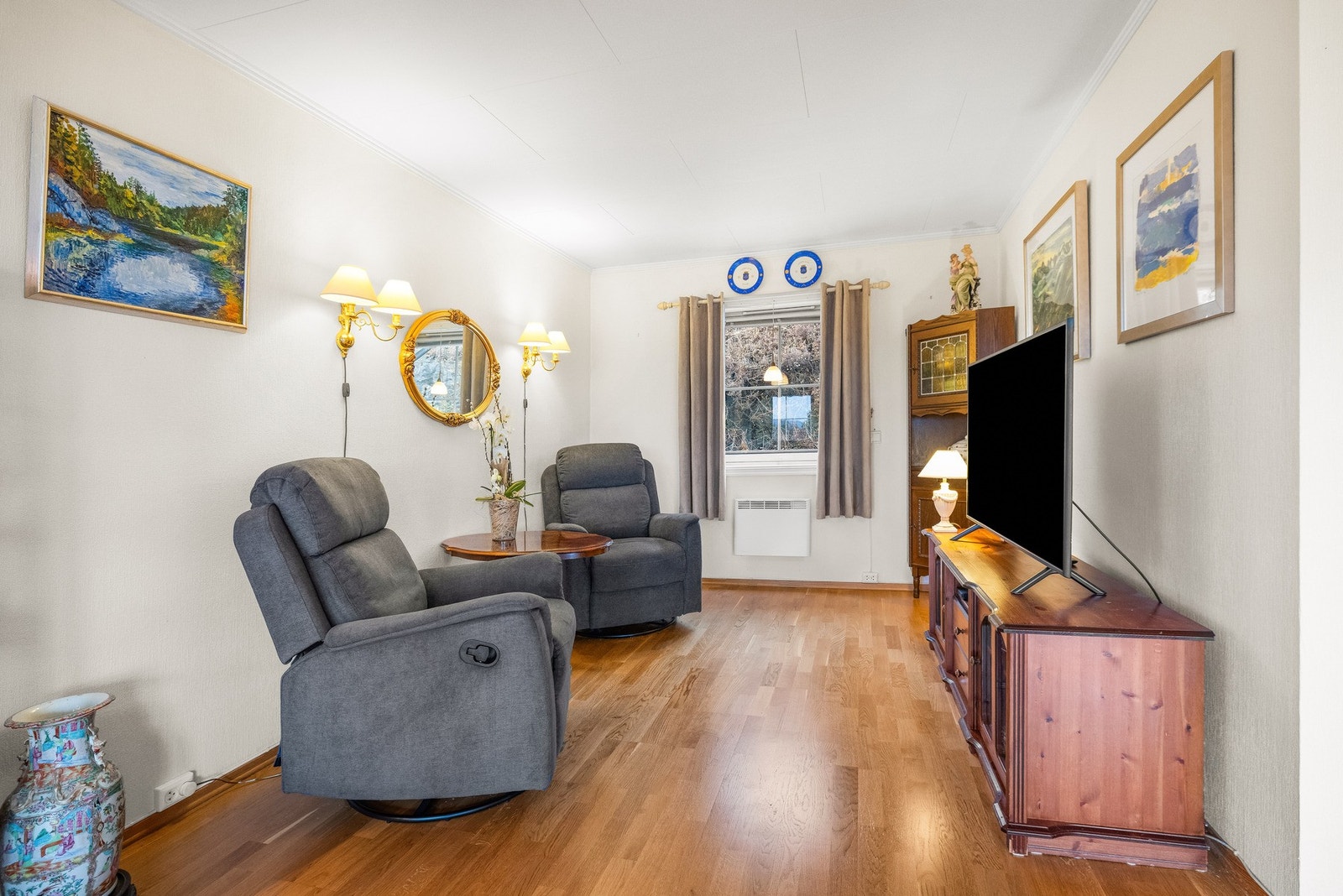 I dag er deler av stuen innredet som et ekstra rom, og ved å sette opp vegg vil man enkelt kunne etablere boligens fjerde soverom. Galleribilde