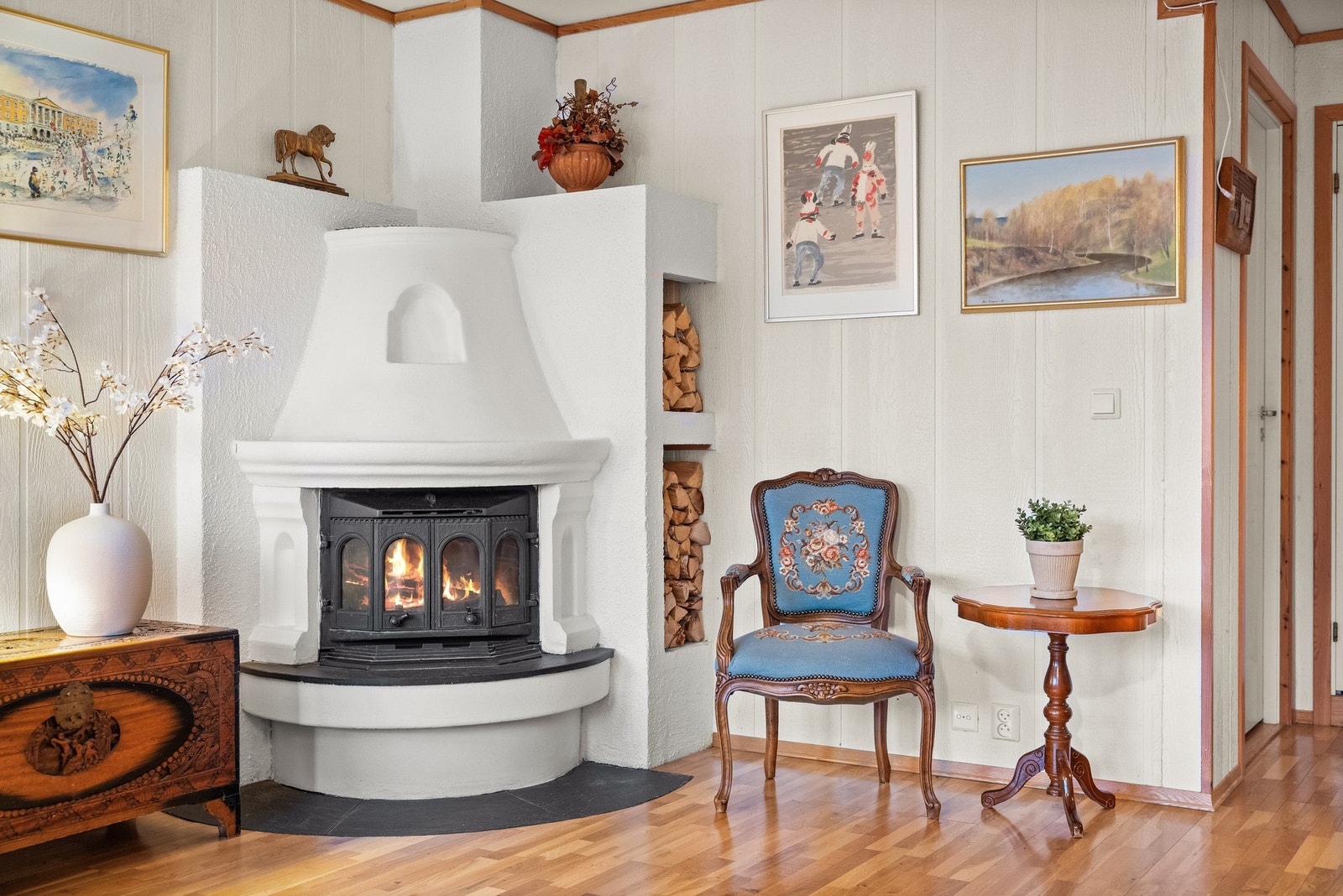 Her er det god plass til en stor hjørnesofa, og peisinnsatsen gir både varme og en lun atmosfære på kjølige dager. Galleribilde