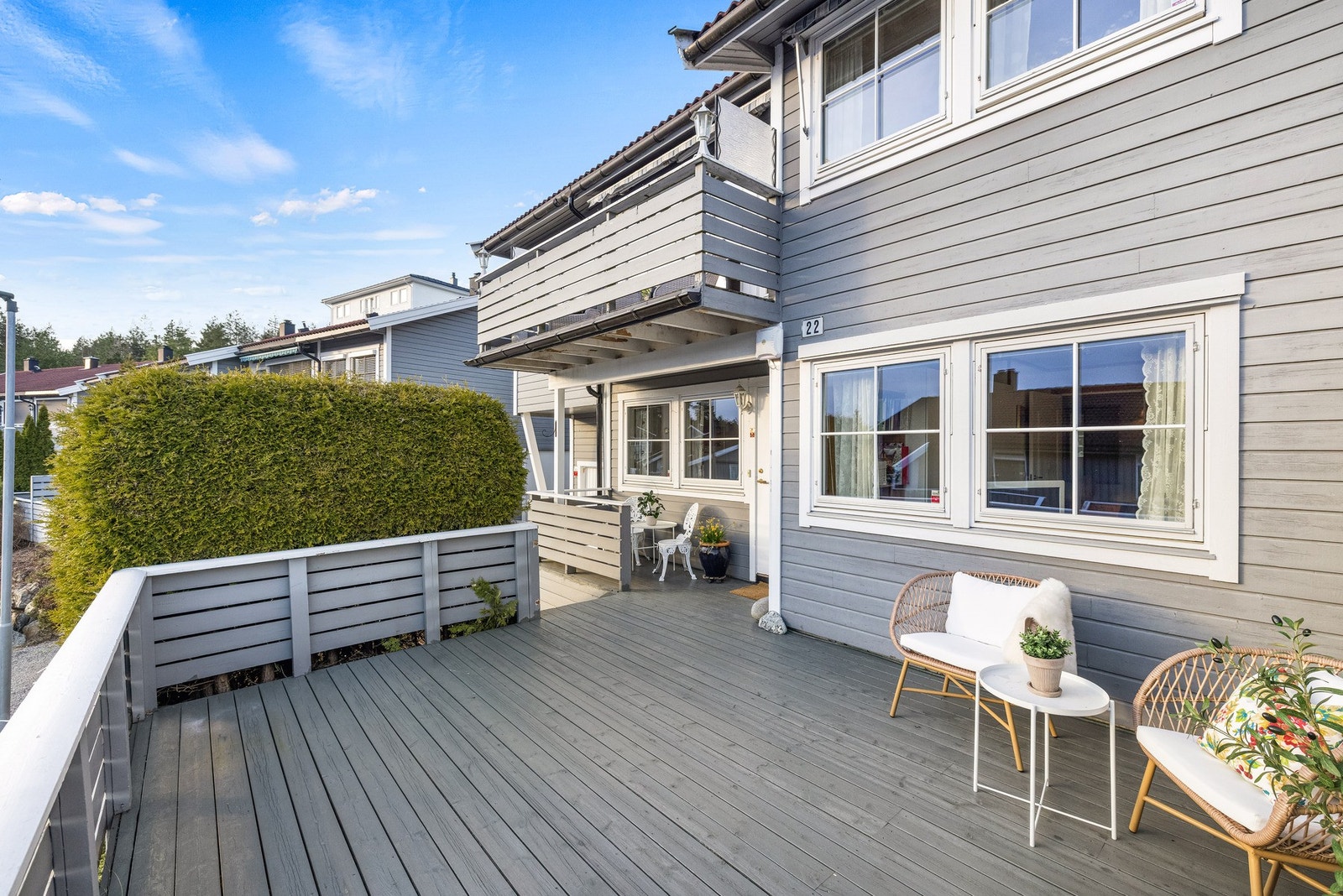 I tilknytning til inngangspartiet finner du en stor og solrik sydvestvendt terrasse på hele 23 m². Galleribilde