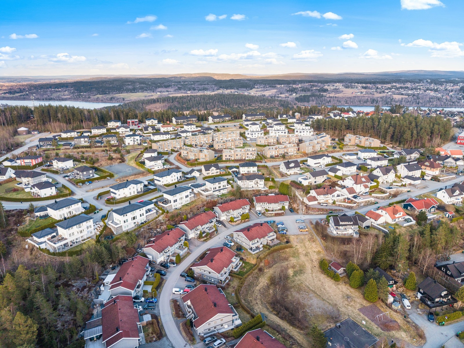 Området har nærhet til fotballbane, ballbinge, lekeplass, badevann, skiløyper, golfbane og treningssenter m.m. Galleribilde