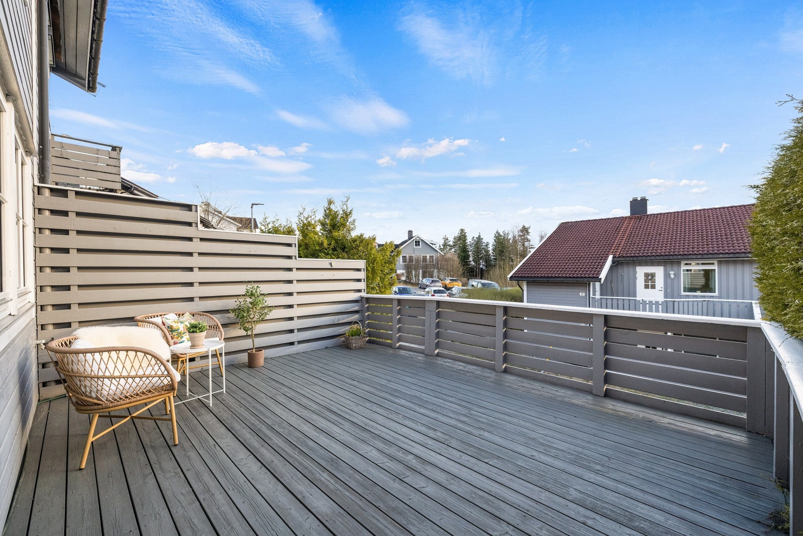 Terrassen har god plass til både sittegruppe, grill og spisebord, og fungerer som en naturlig forlengelse av boligen i de varmere månedene. Galleribilde