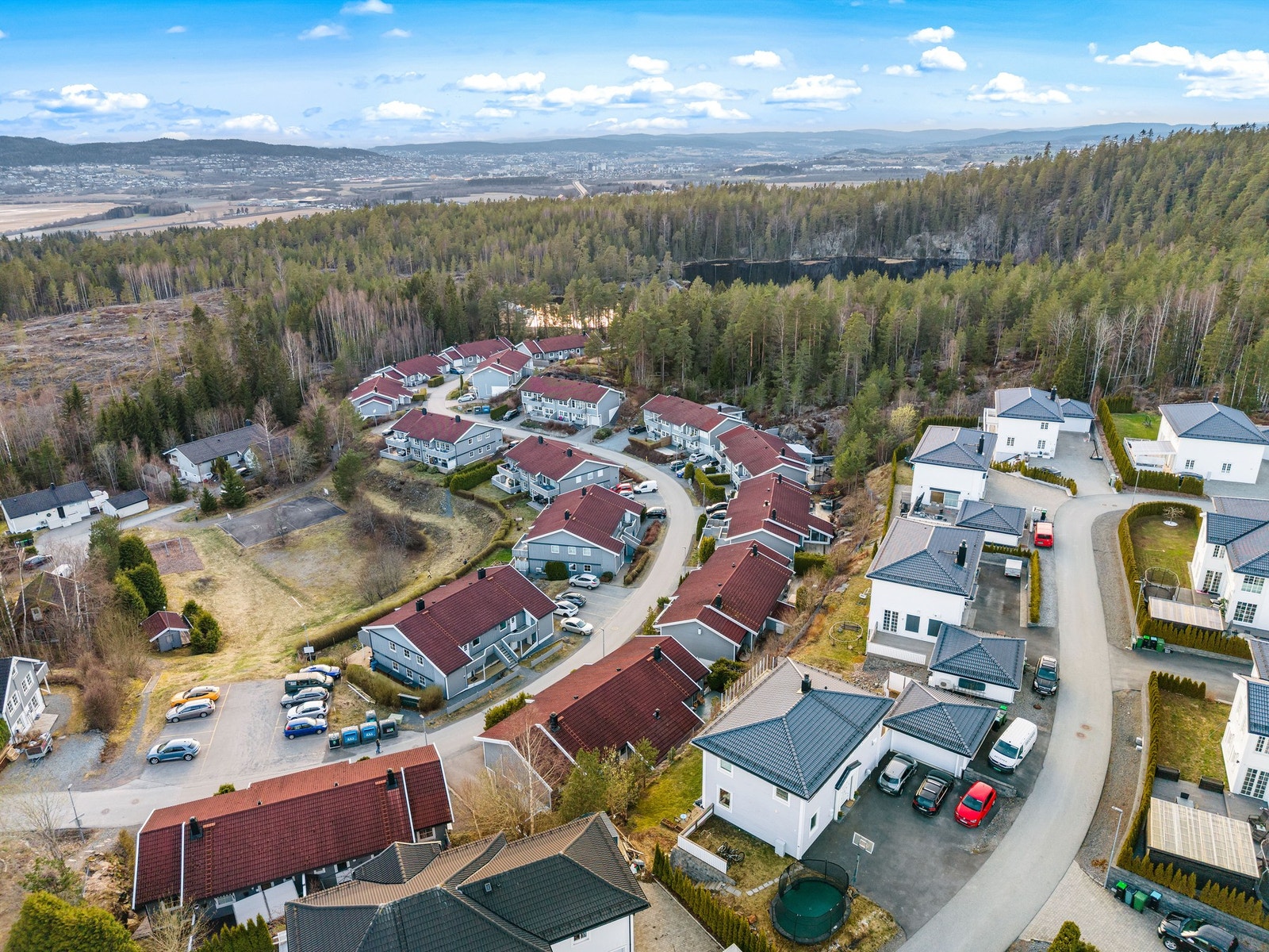 Boligen ligger i et naturskjønt og trafikkstille boligområde på Garderåsen i Fetsund, og har nærhet til skoler, barnehager, offentlig kommunikasjon og flotte rekreasjonsområder. Galleribilde