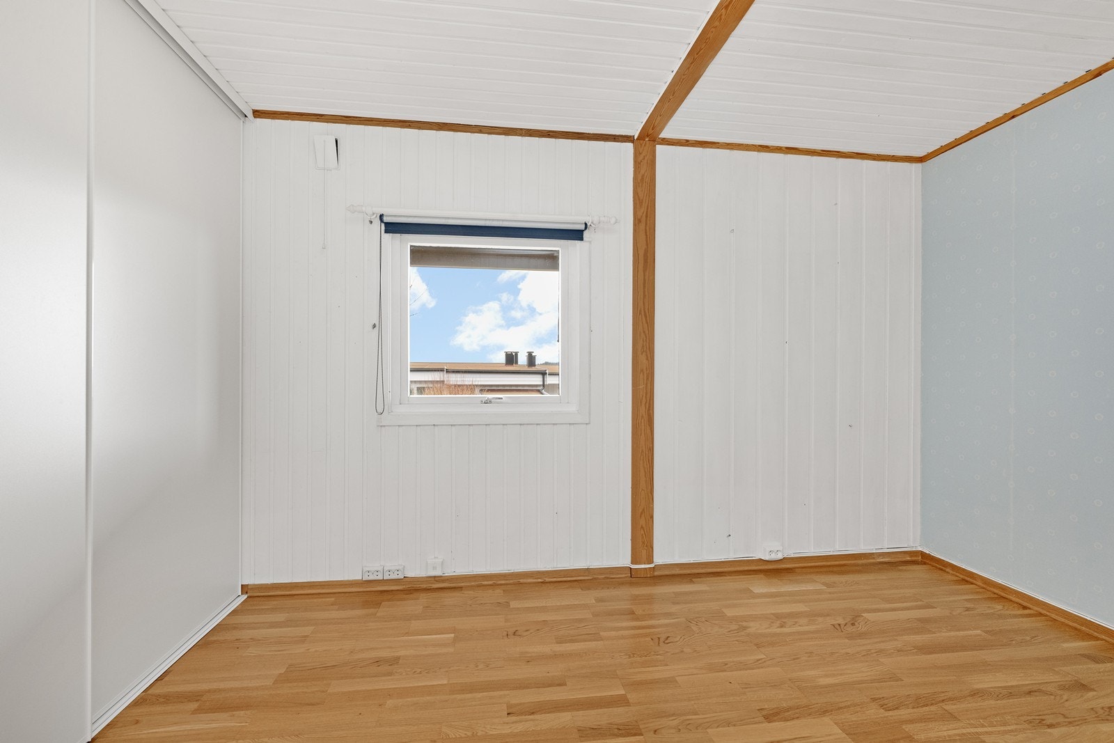 Soverom med skyvedørsgardrobe Galleribilde