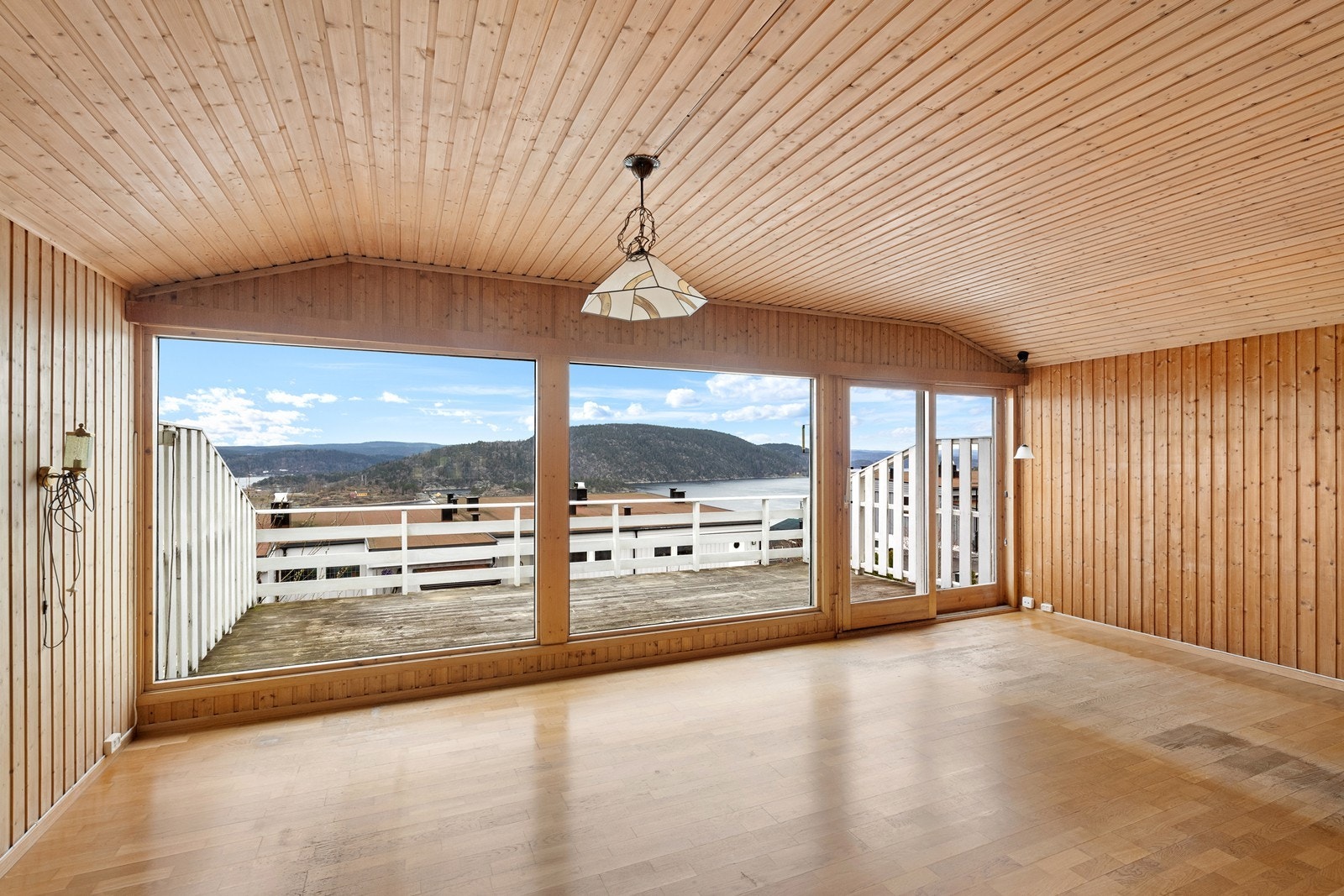 Store vindusflater ut til stor vestvendt terrasse. Galleribilde