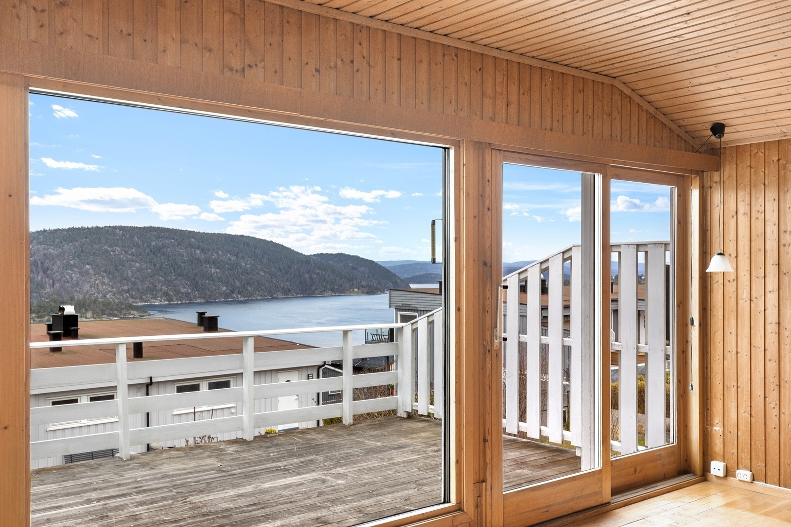 Fra stuen er det direkte utgang til den vestvendte verandaen. Galleribilde