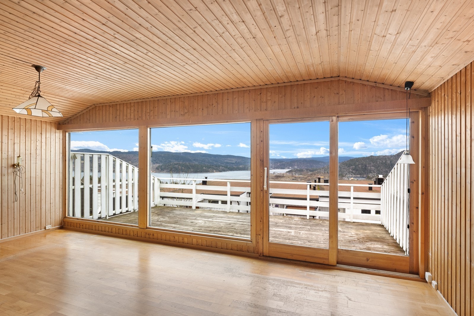 Store vindusflater rammer inn utsikten og gir en sømløs overgang til den store verandaen. Galleribilde