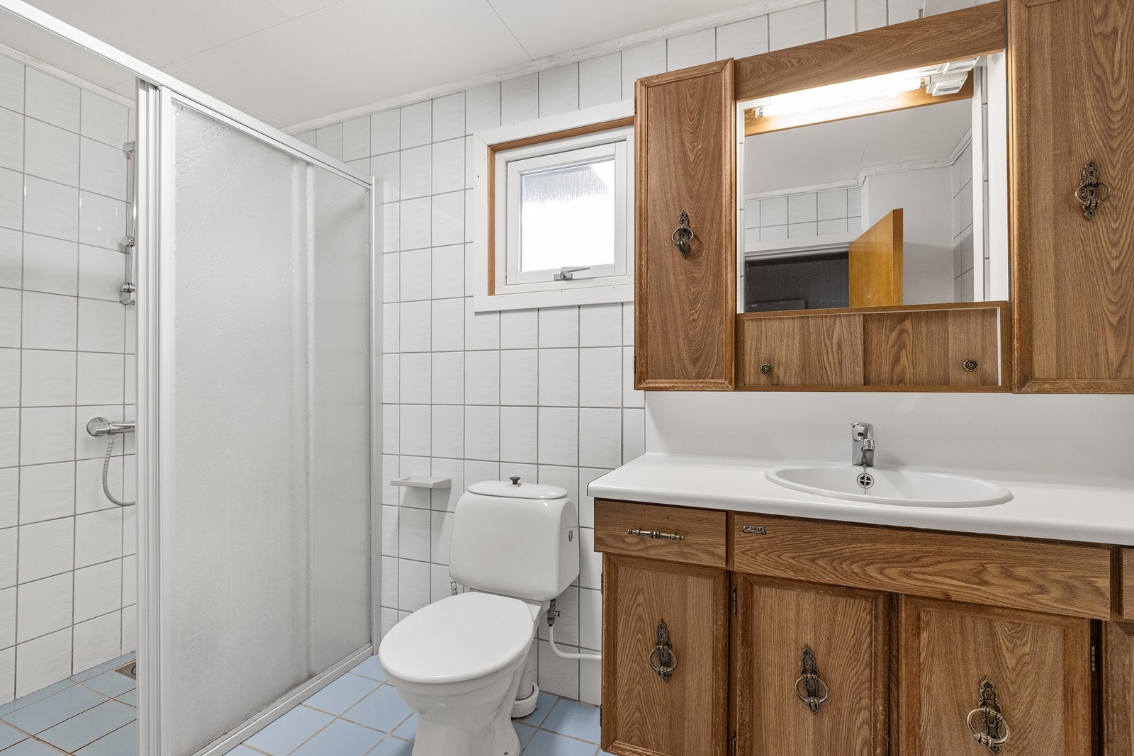 Badet i første etasje er flislagt og har gulvvarme, dusjhjørne, servantinnredning og toalett. Galleribilde
