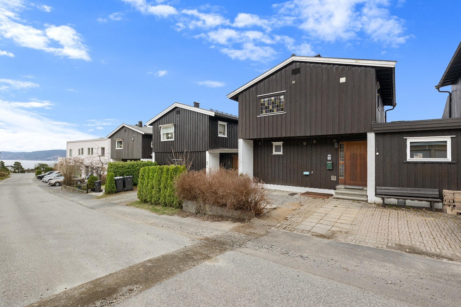 Velkommen til Vannverksveien 10! En kjedet enebolig med en attraktiv og rolig beliggenhet nord i Drøbak. Galleribilde