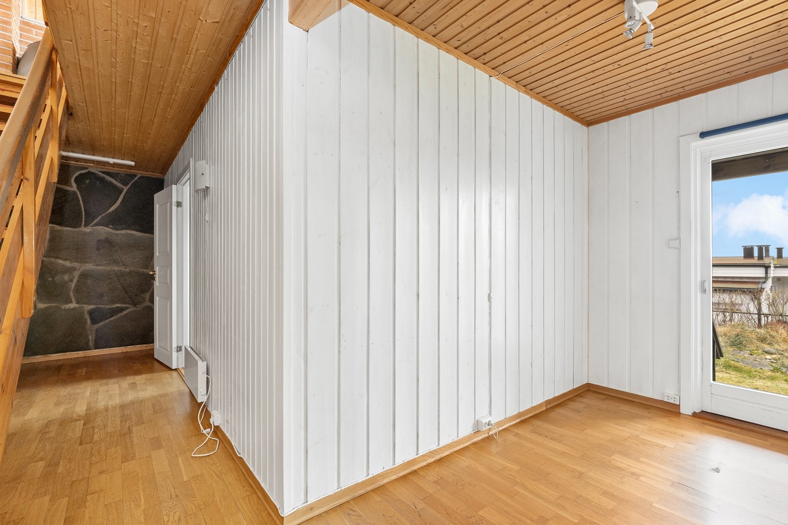 Fra gangen i første etasje er det direkte utgang til hagen. Galleribilde
