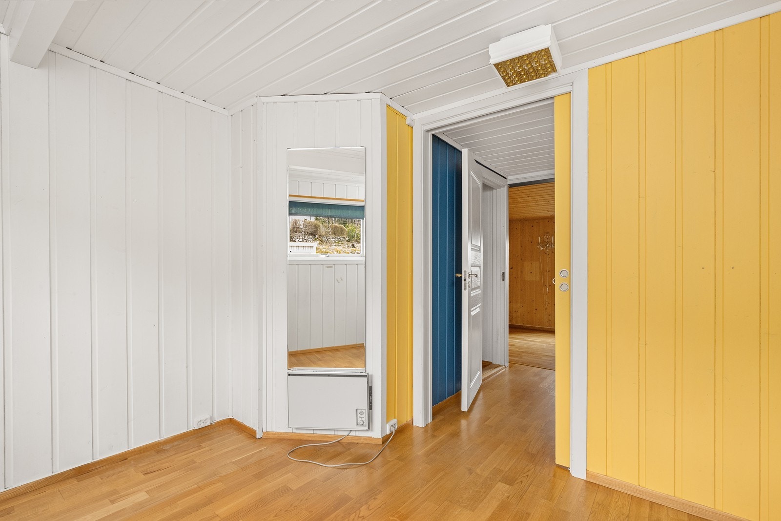 Boligen har tre soverom i første etasje, praktisk adskilt fra de sosiale sonene i etasjen over. Galleribilde