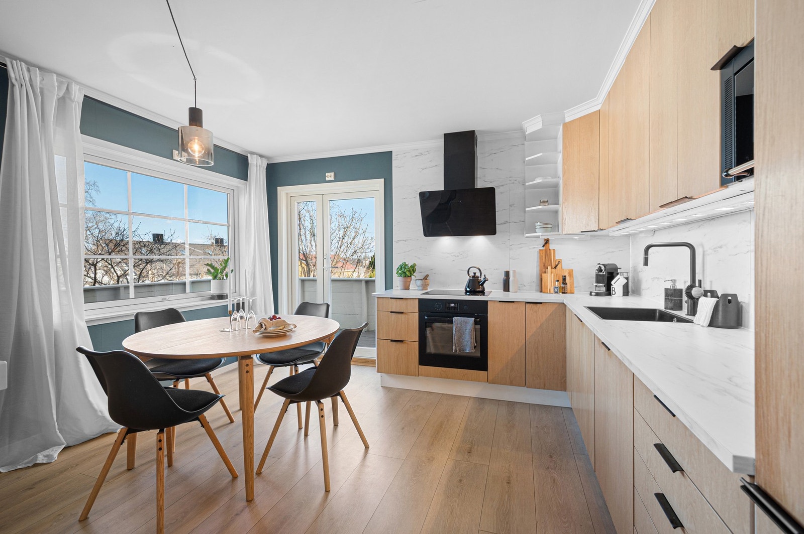 Leiligheten ble betydelig oppgradert i 2020, og består av tidsriktige og fine materialvalg. Galleribilde