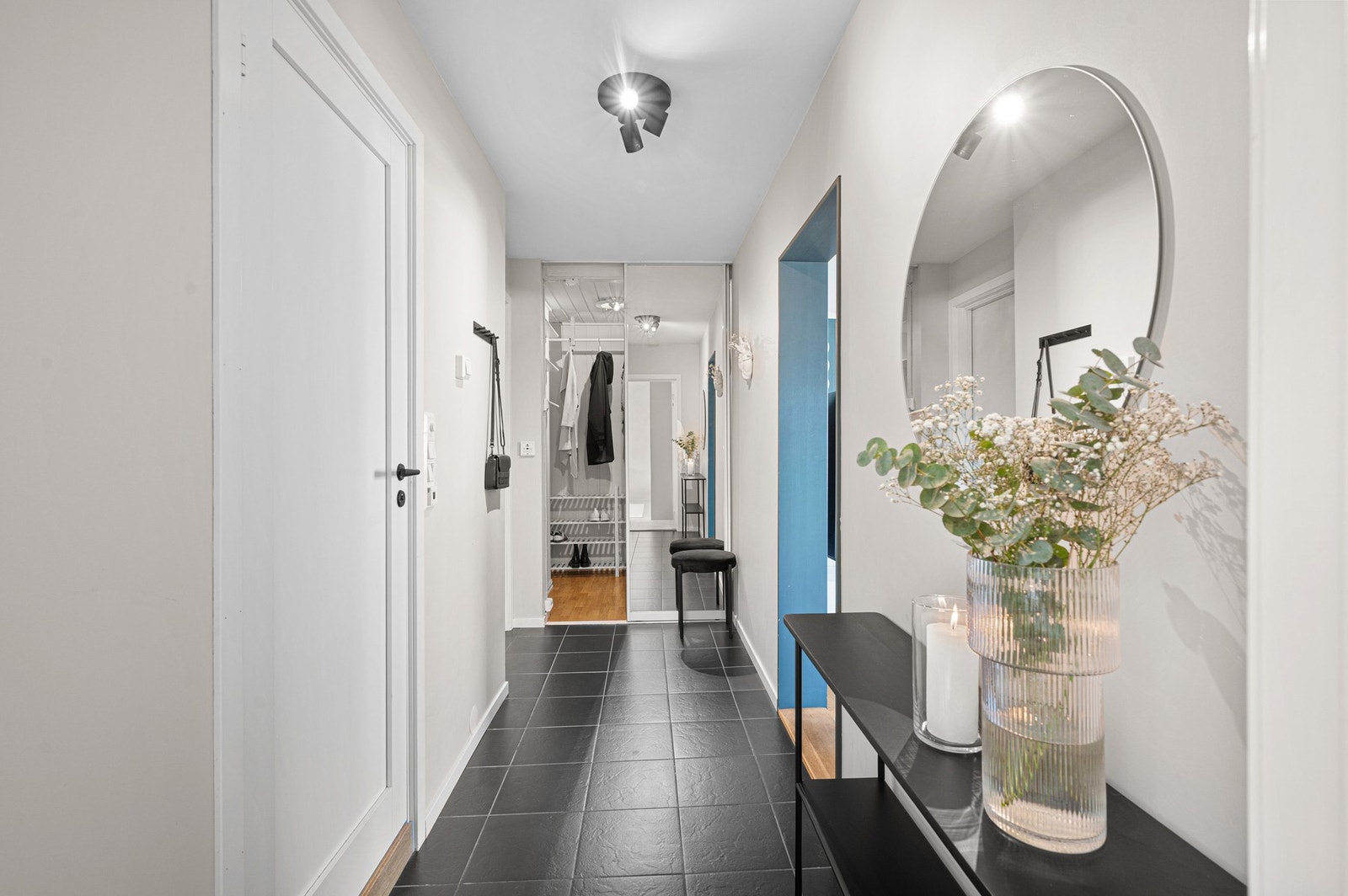 Innbydende entre med gode oppbevaringsmuligheter. Galleribilde