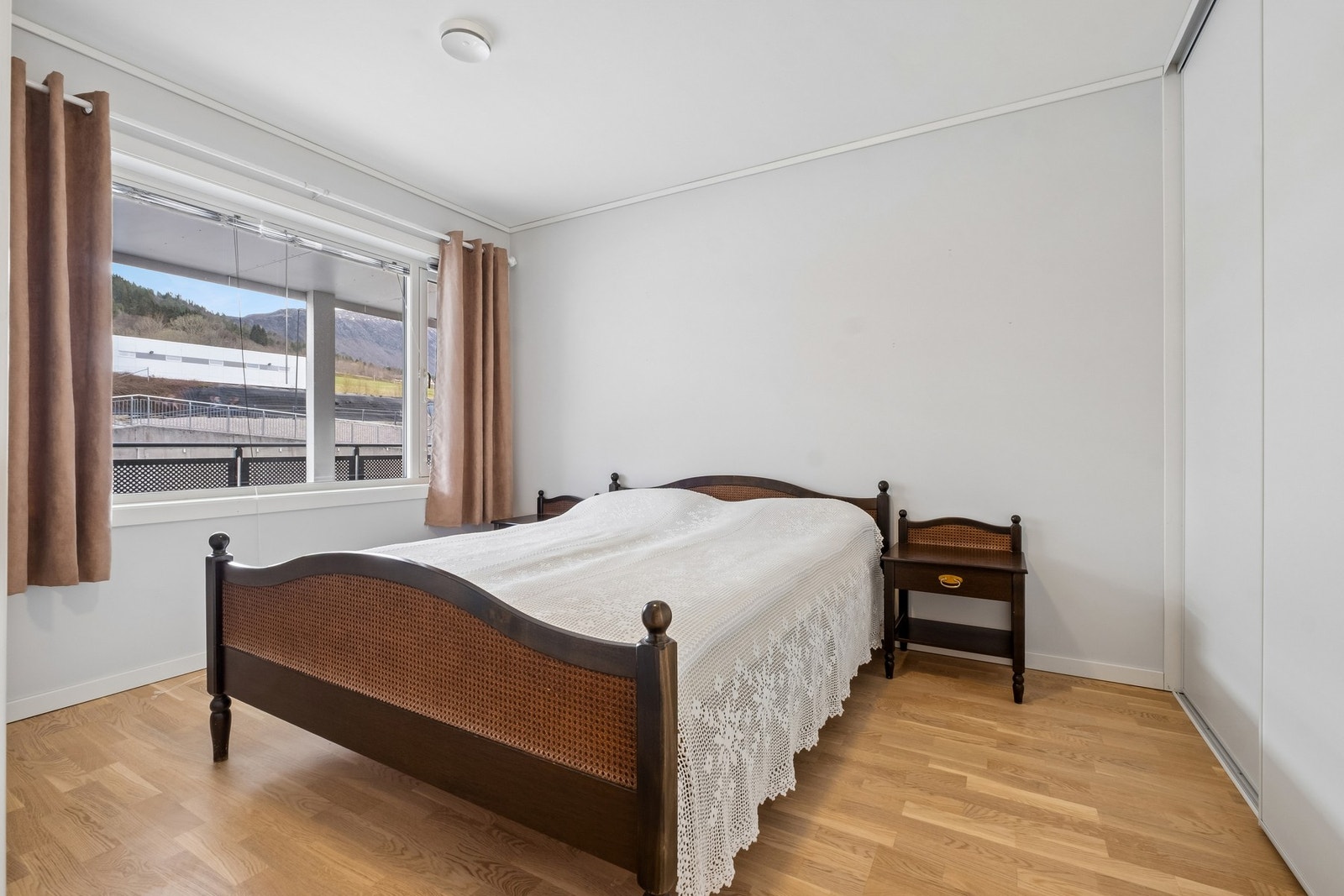 Hovedsoverom med skyvedørs garderobe Galleribilde